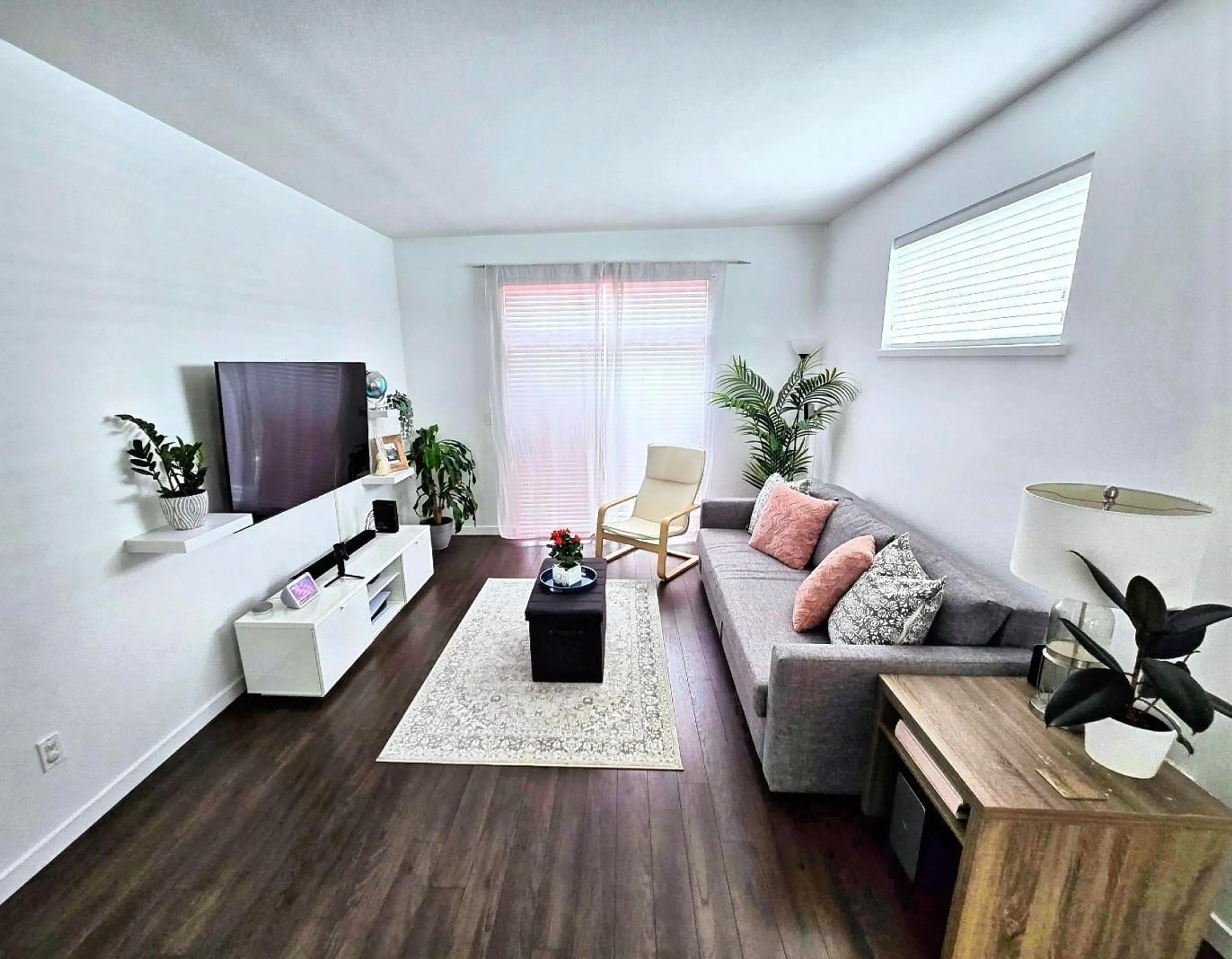 Living room with furniture, wood/laminate floor for 7 - 14955 60TH, Surrey British Columbia V3S1R8