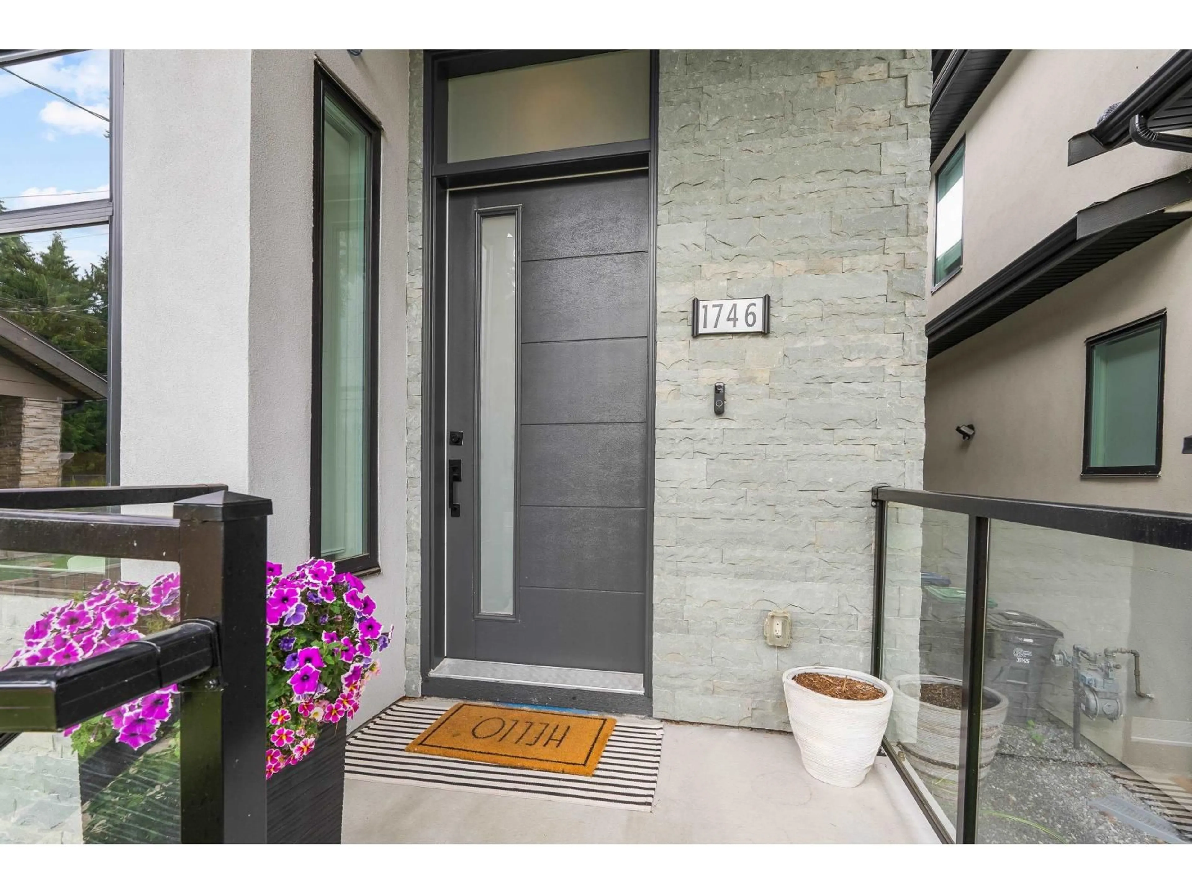 Indoor entryway for 1746 140TH, Surrey British Columbia V4A4G9