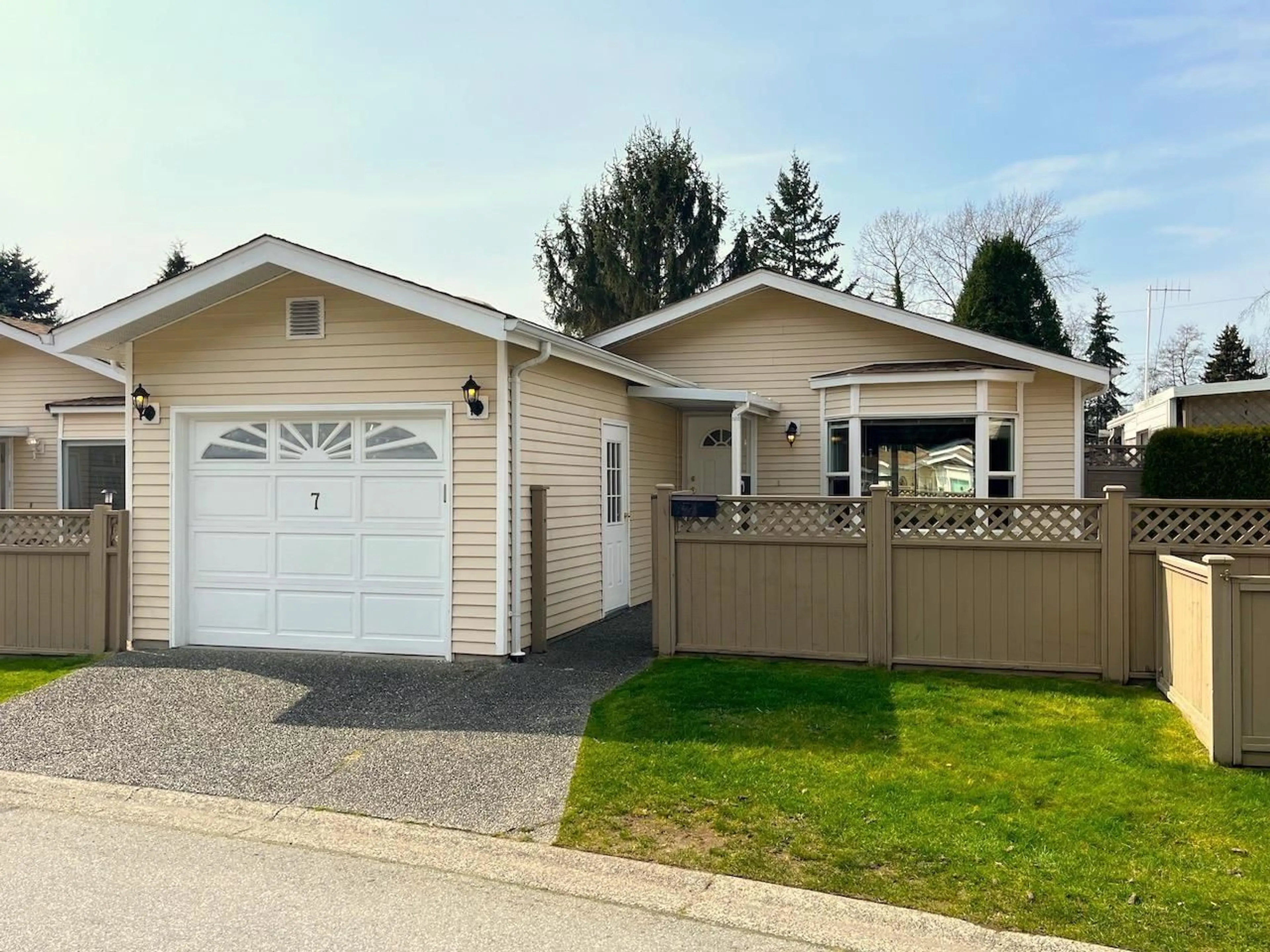 Home with vinyl exterior material, street for 7 - 1400 164, Surrey British Columbia V4A8T4