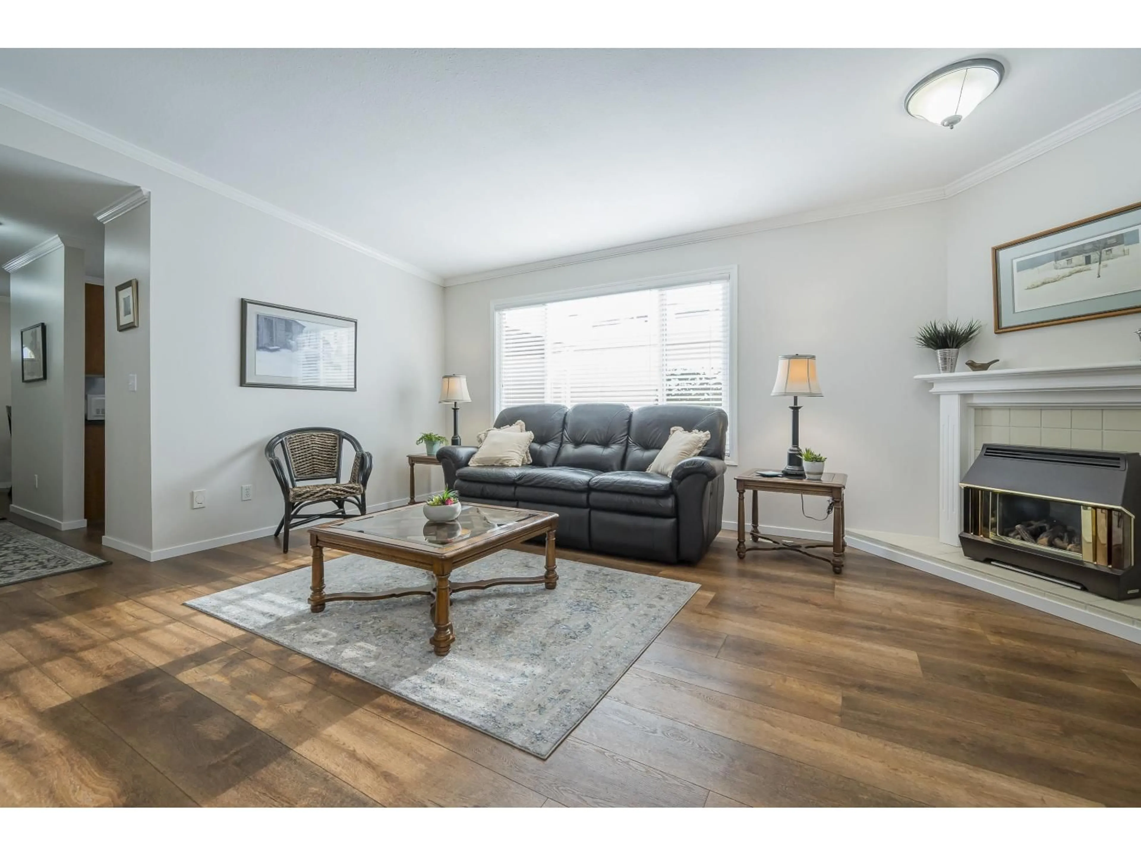 Living room with furniture, wood/laminate floor for 7 - 1400 164, Surrey British Columbia V4A8T4