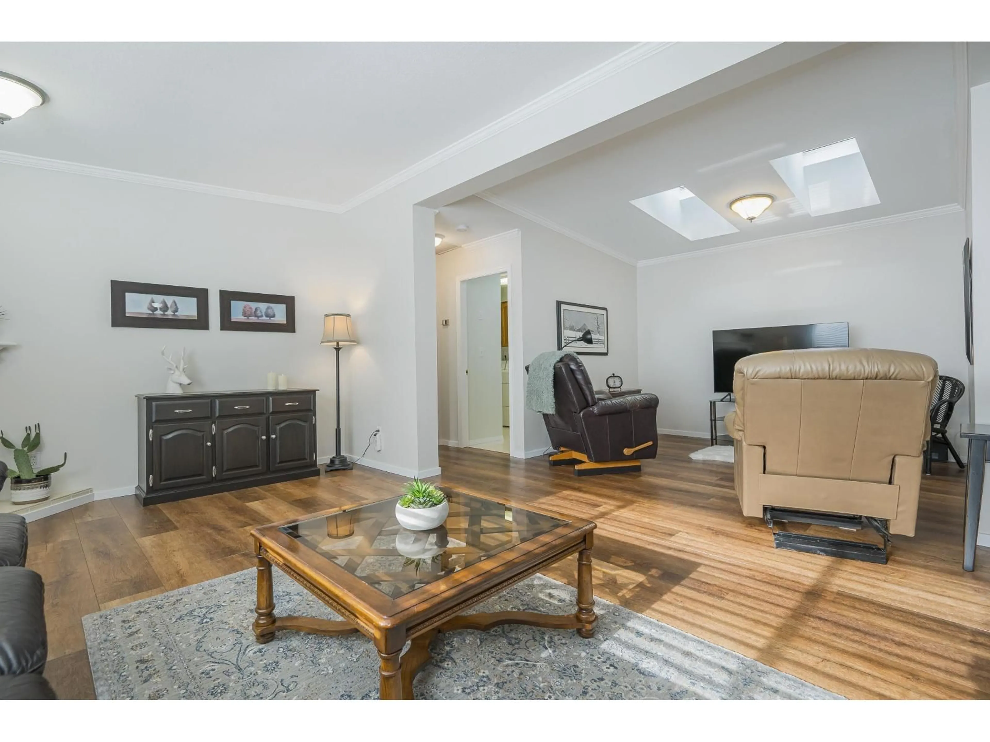 Living room with furniture, wood/laminate floor for 7 - 1400 164, Surrey British Columbia V4A8T4