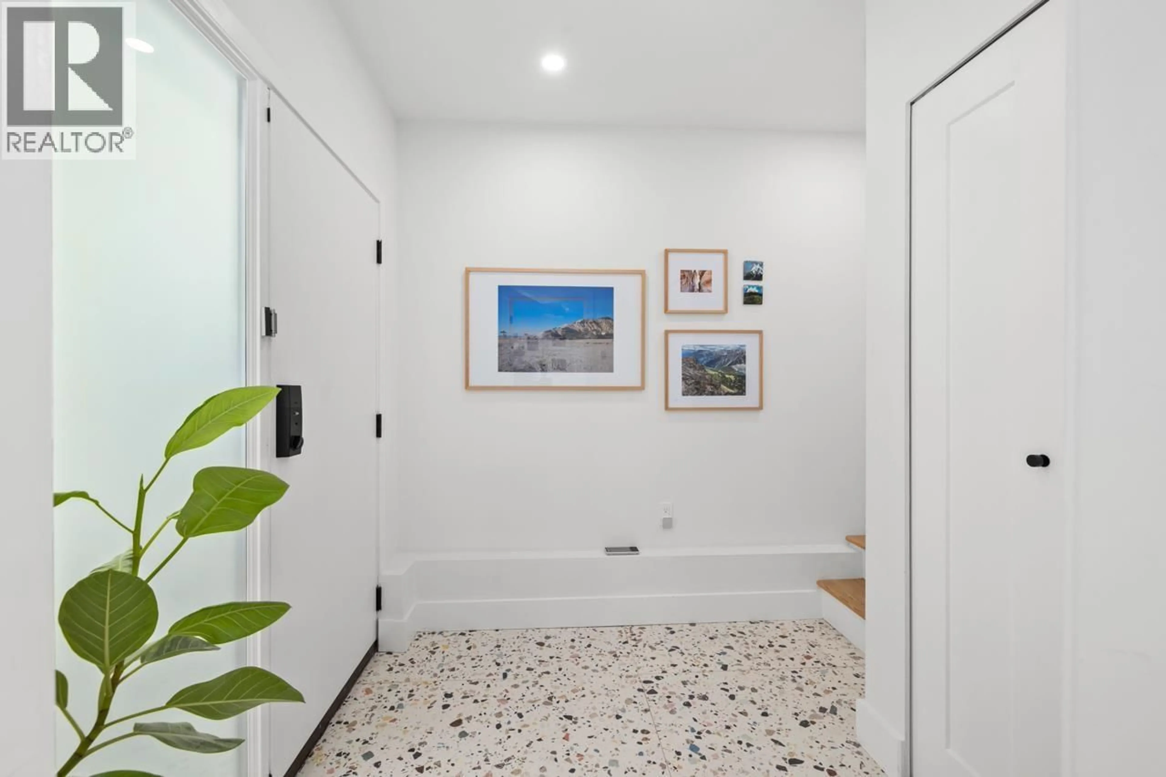 Indoor entryway for 1346 15TH AVENUE, Vancouver British Columbia V5N2E4