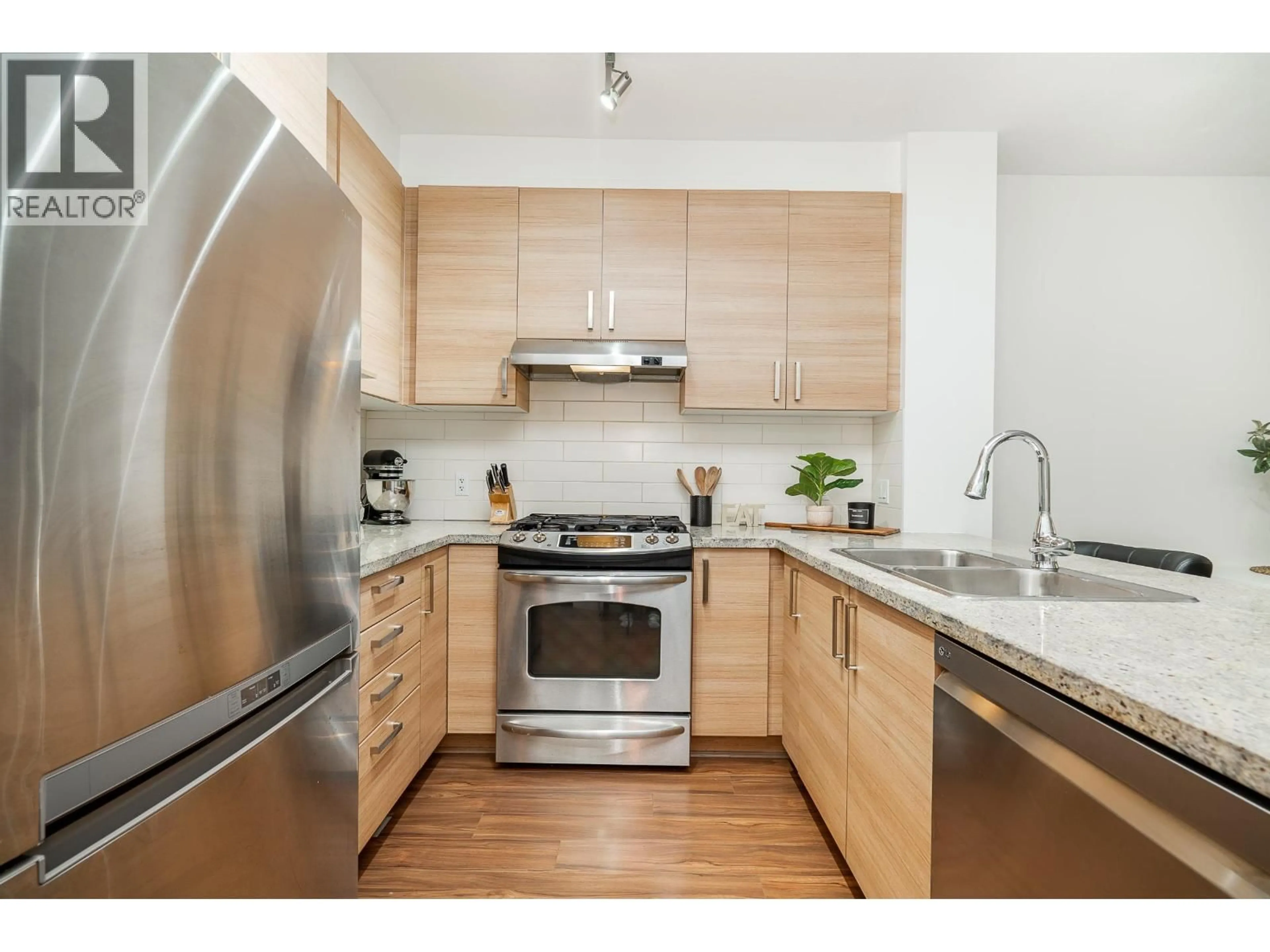 Standard kitchen, wood/laminate floor for 115 - 1150 KENSAL PLACE, Coquitlam British Columbia V3B0H4