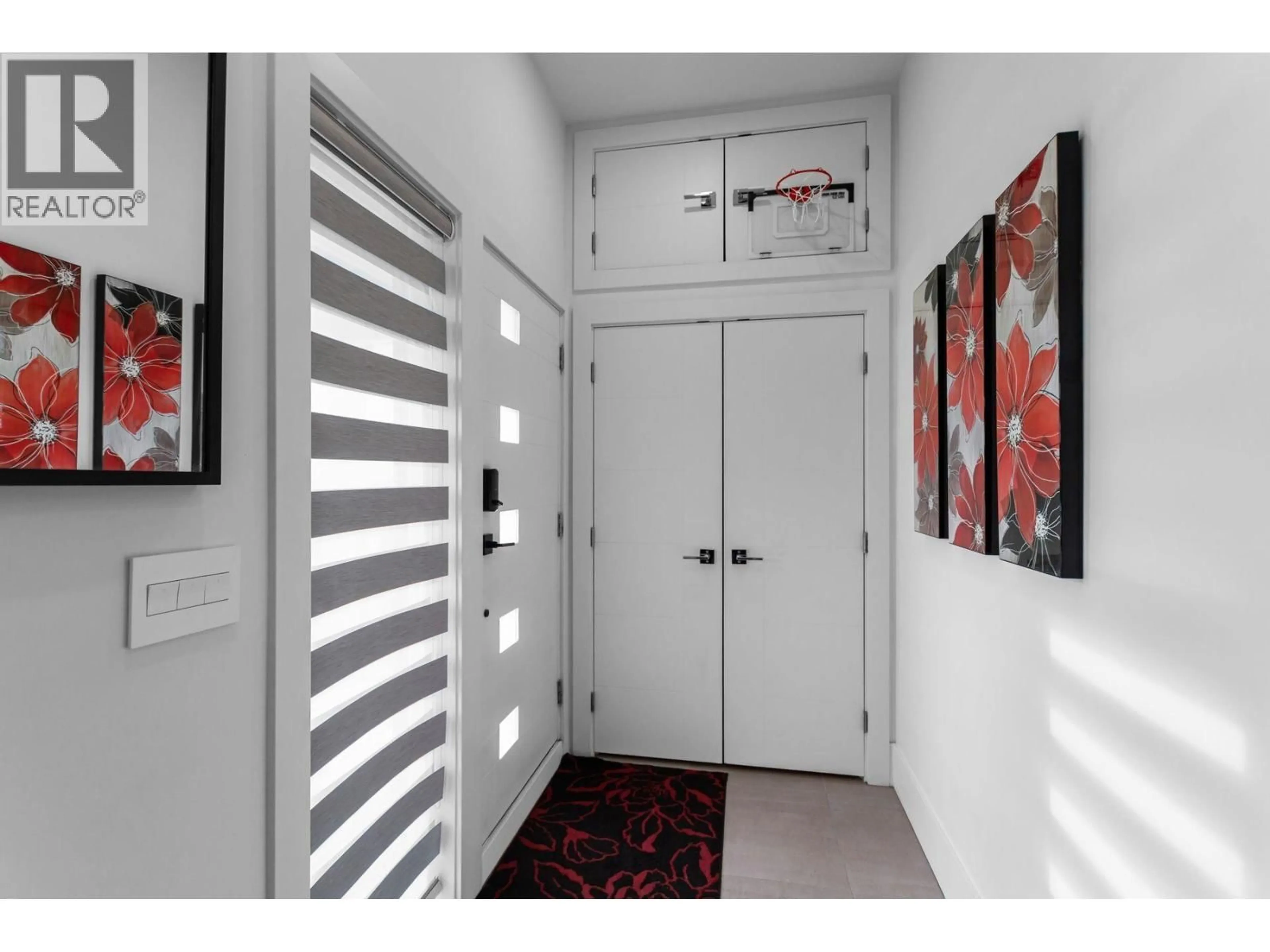 Indoor entryway for 1409 SIXTH AVENUE, New Westminster British Columbia V3M2C5