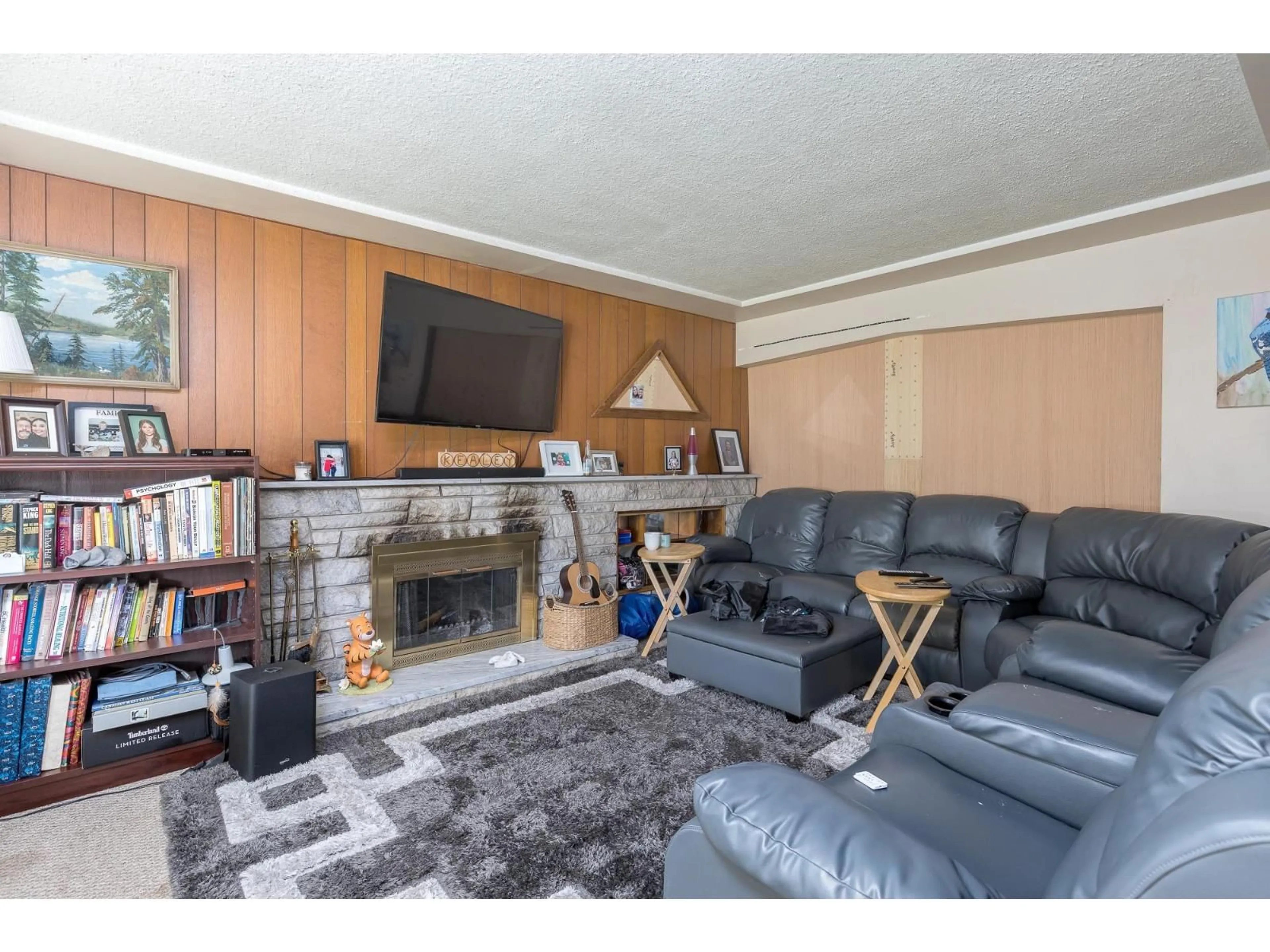 Living room with furniture, wood/laminate floor for 13759 111, Surrey British Columbia V3R2C1