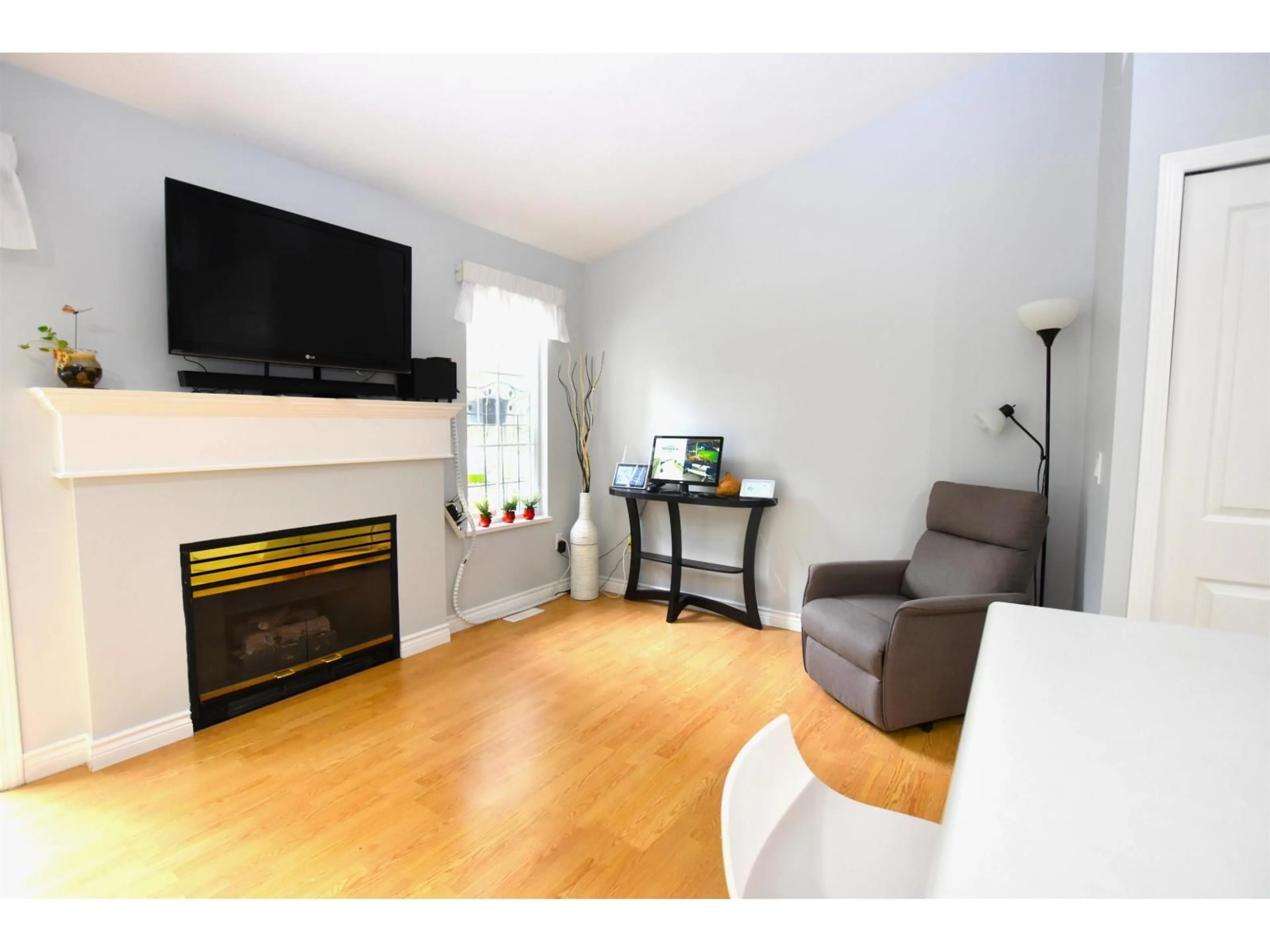 Living room with furniture, wood/laminate floor for 7 - 16888 80, Surrey British Columbia V4N5A1