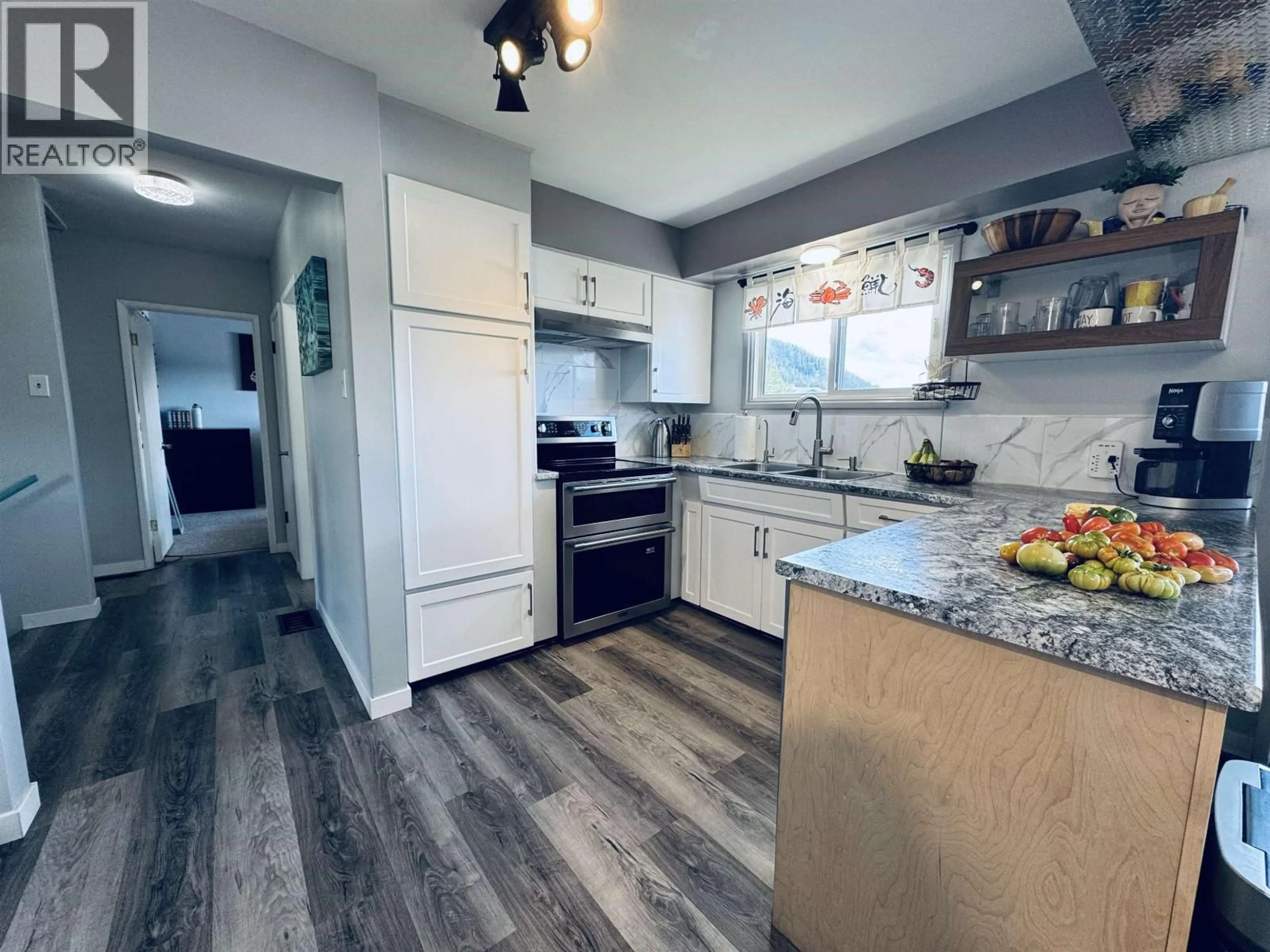 Open concept kitchen, unknown for 631 JOHNSON STREET, Williams Lake British Columbia V2G1T9