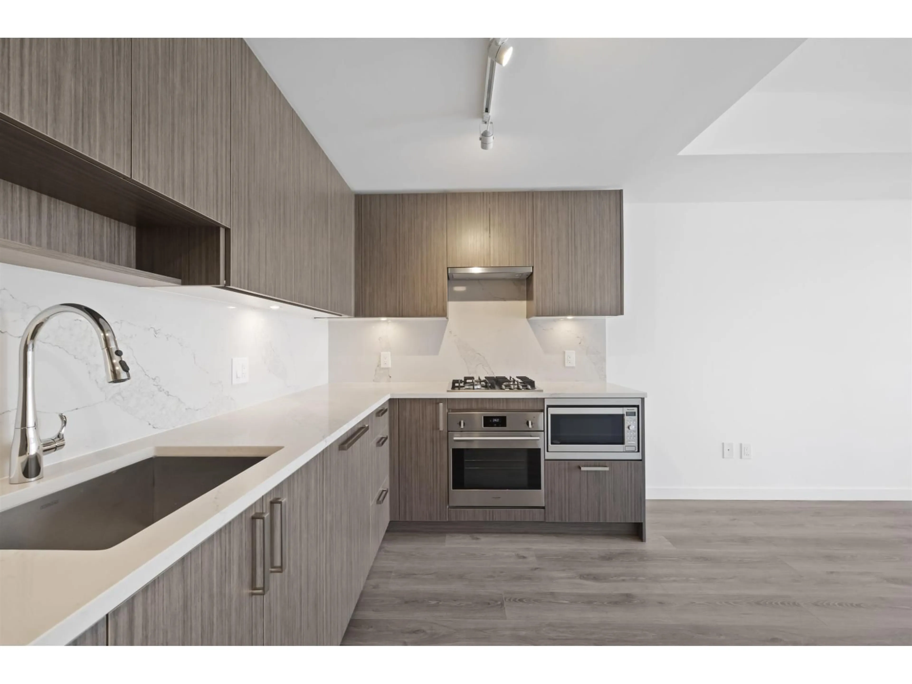 Standard kitchen, wood/laminate floor for 1211 - 13350 CENTRAL, Surrey British Columbia V3T0S1