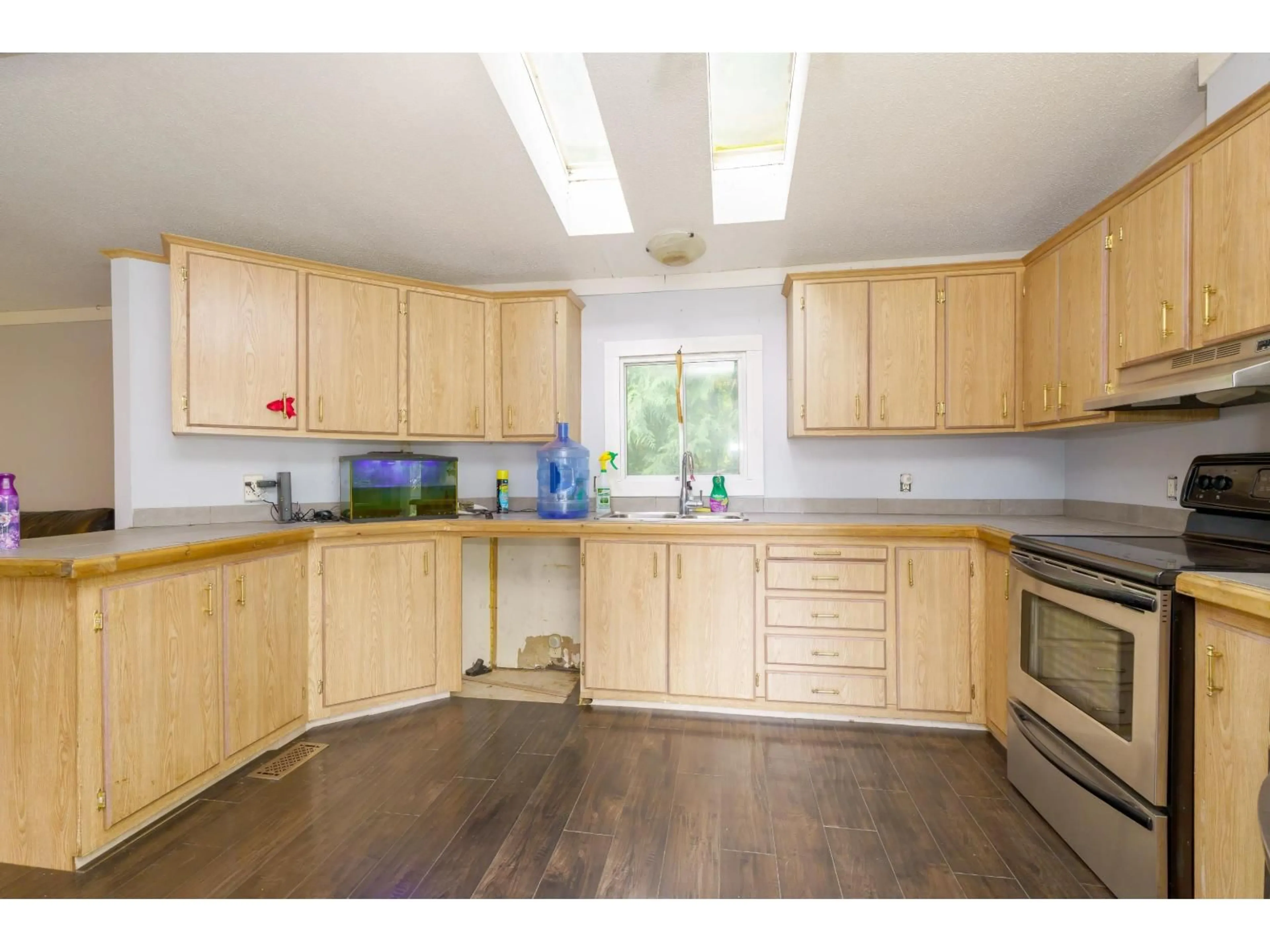 Standard kitchen, wood/laminate floor for 12856 DEGRAFF, Mission British Columbia V2V4J1