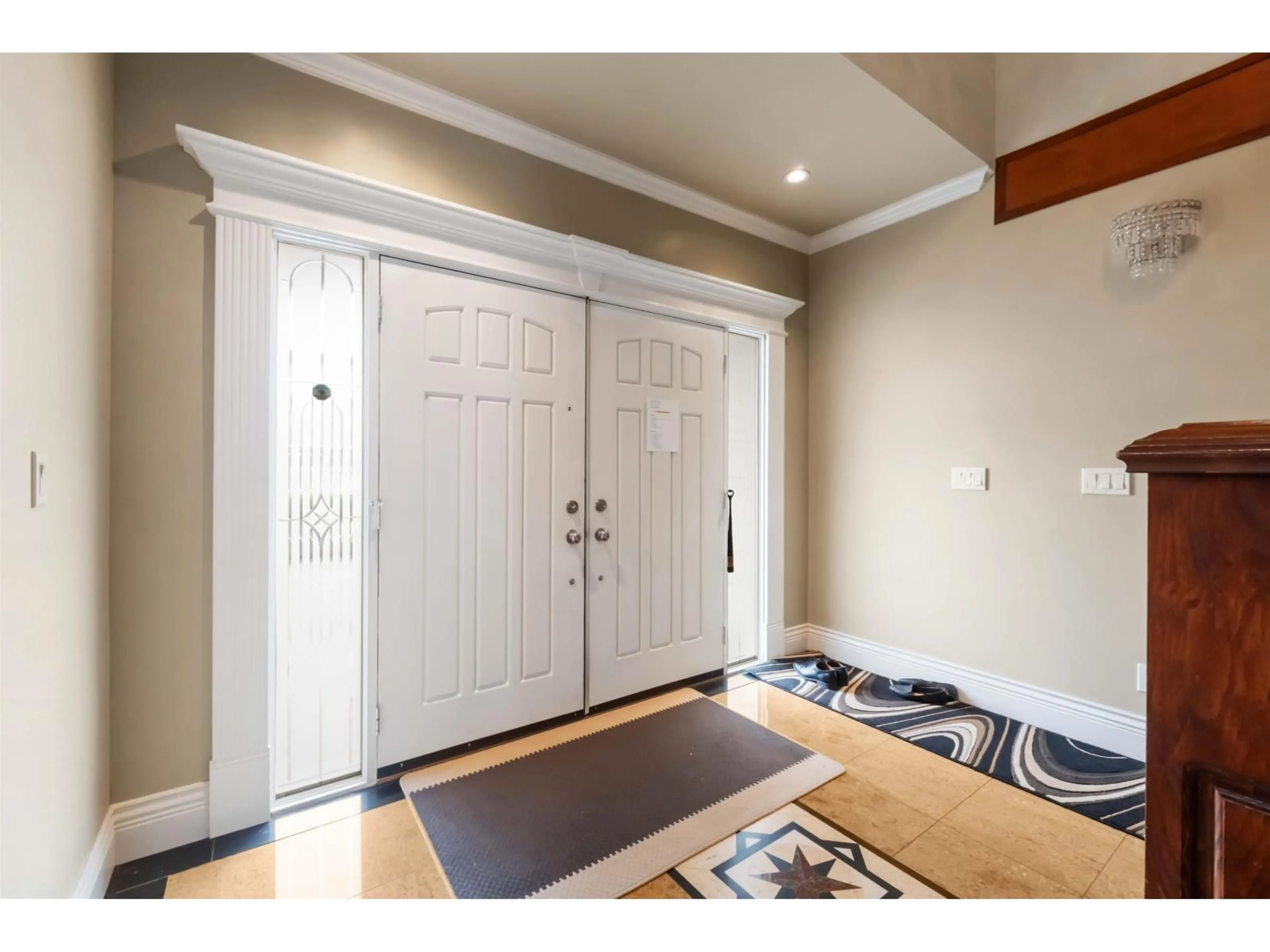 Indoor entryway for 6832 KILBURN, Surrey British Columbia V3W6H5