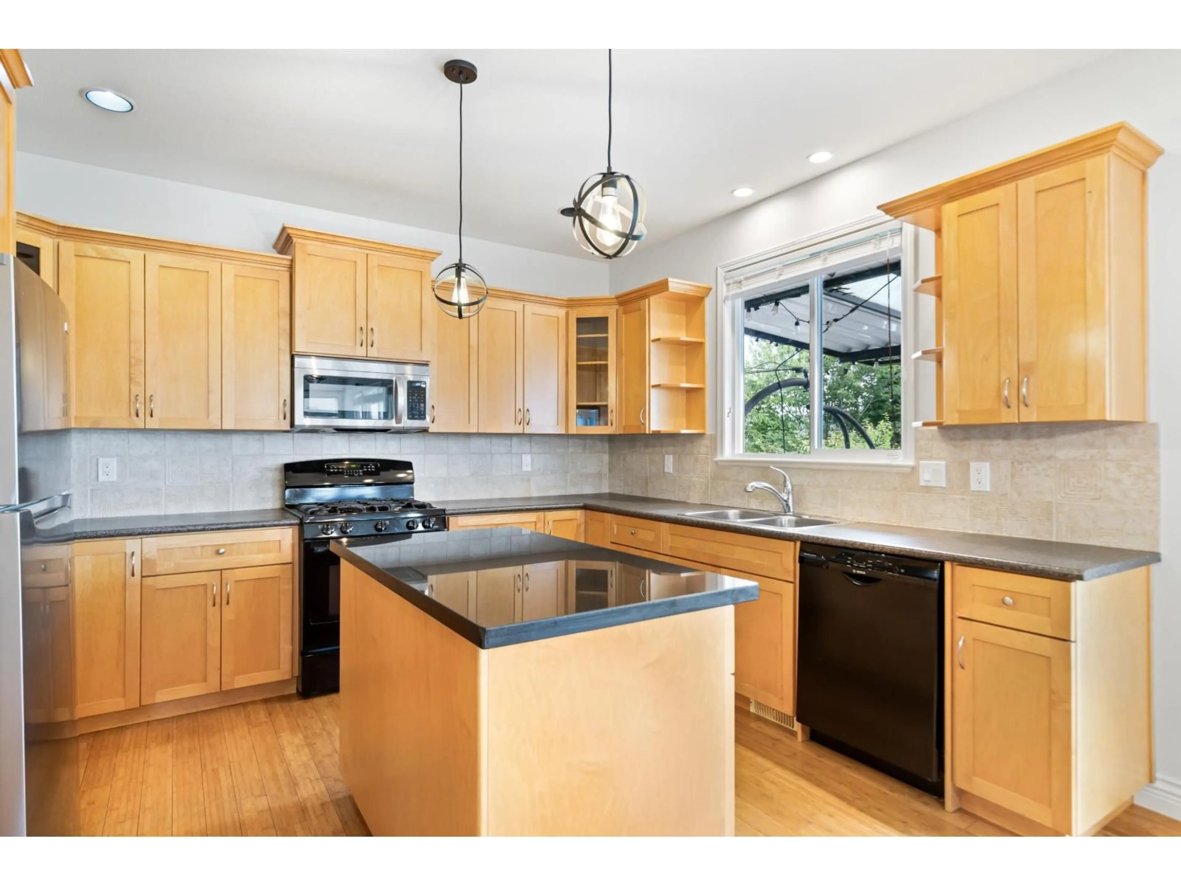 Open concept kitchen, unknown for 32961 HAWTHORNE, Mission British Columbia V2V7C3