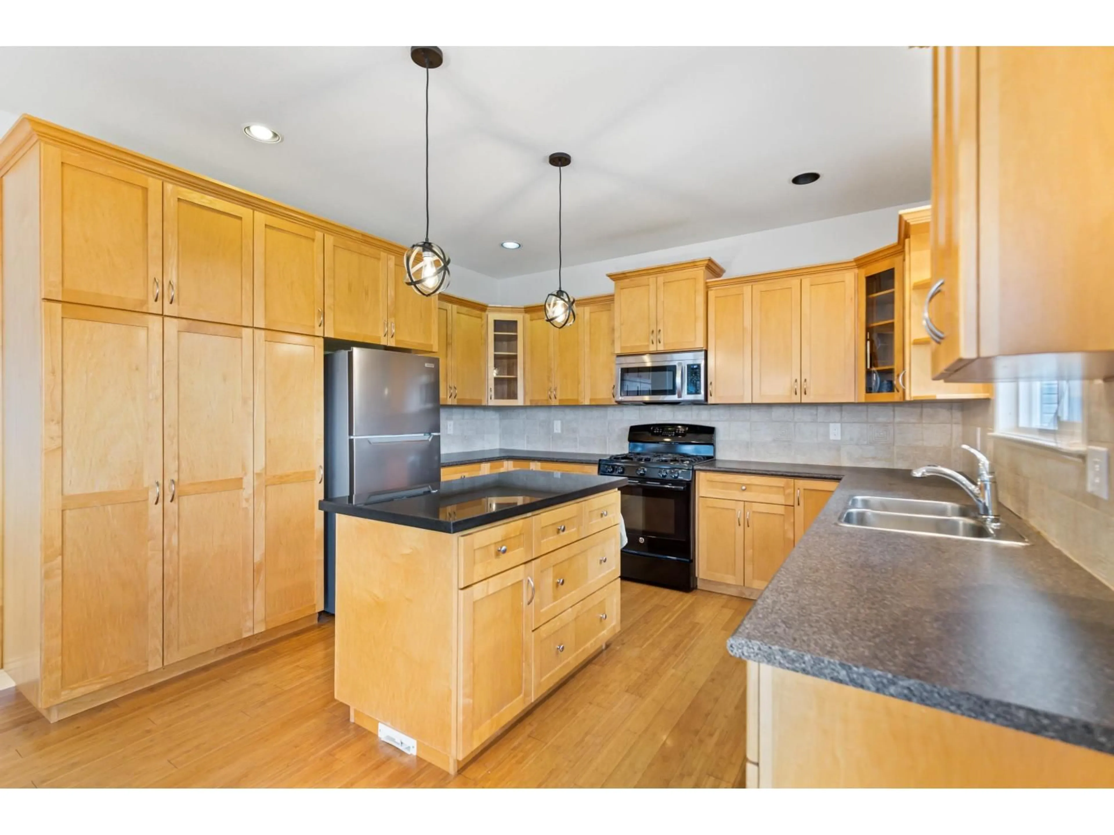 Open concept kitchen, unknown for 32961 HAWTHORNE, Mission British Columbia V2V7C3