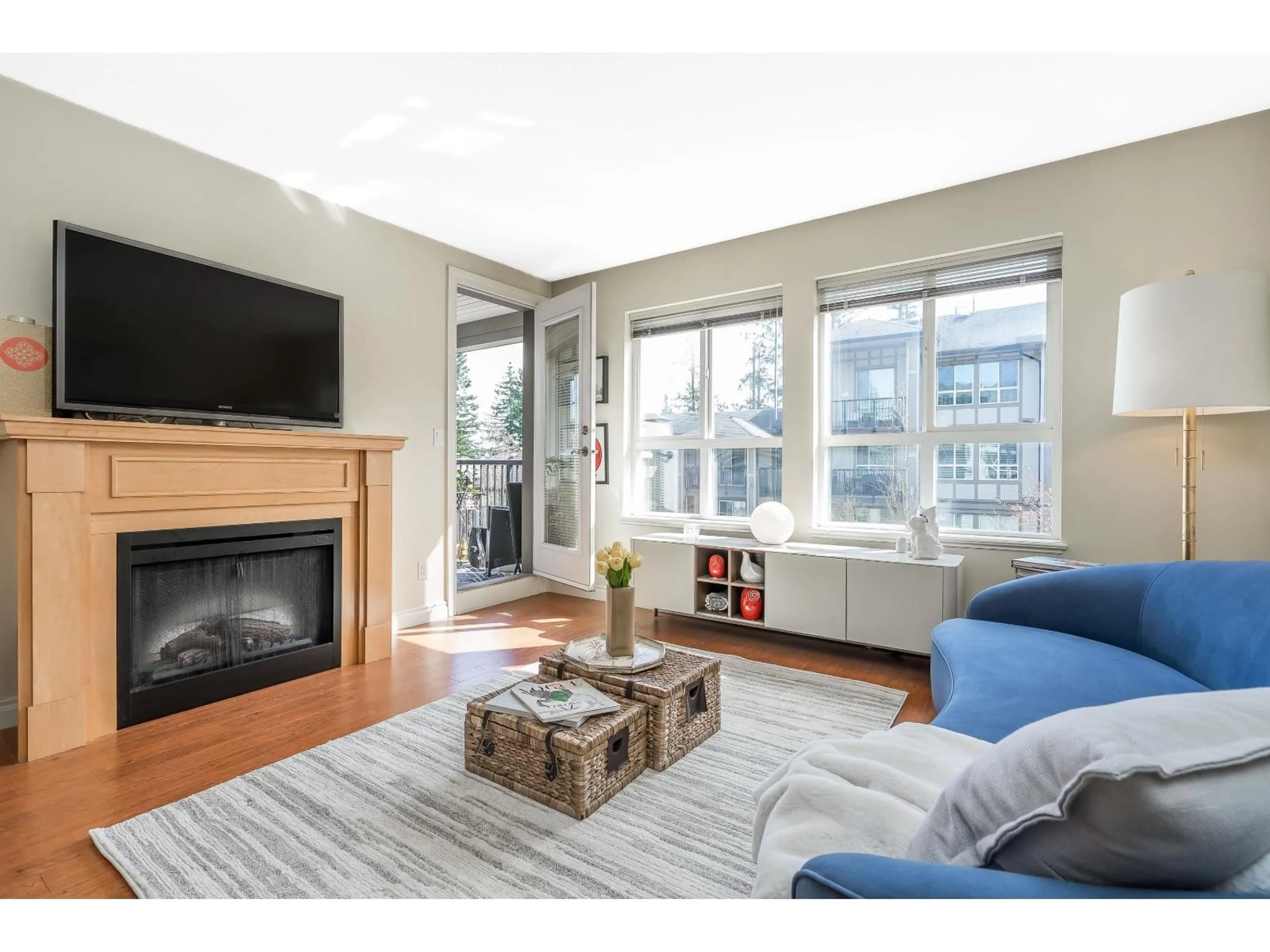 Living room with furniture, wood/laminate floor for 412 - 8717 160, Surrey British Columbia V4N5X7