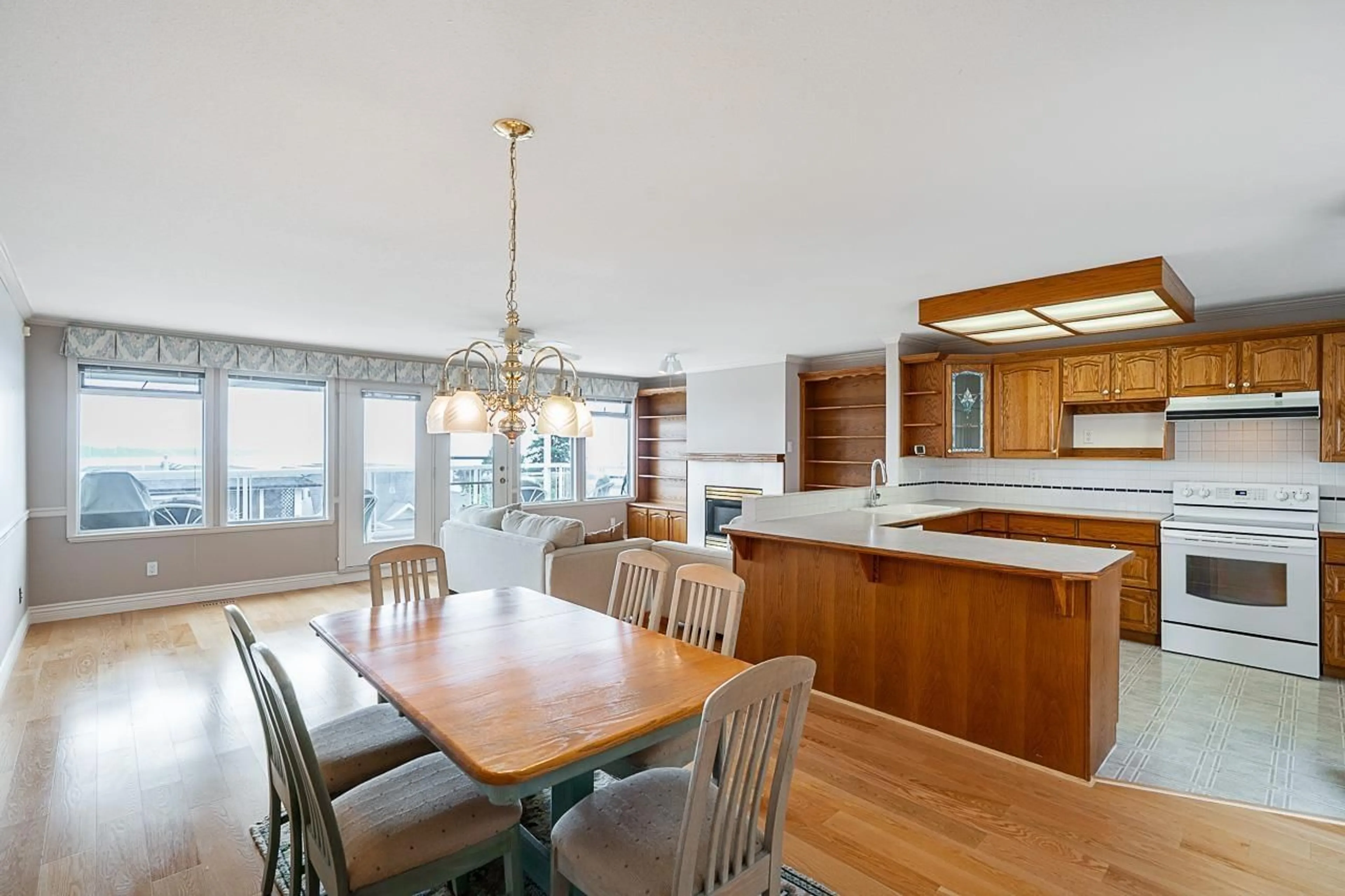 Dining room, wood/laminate floor for 15154 BEACHVIEW, White Rock British Columbia V4B1P6