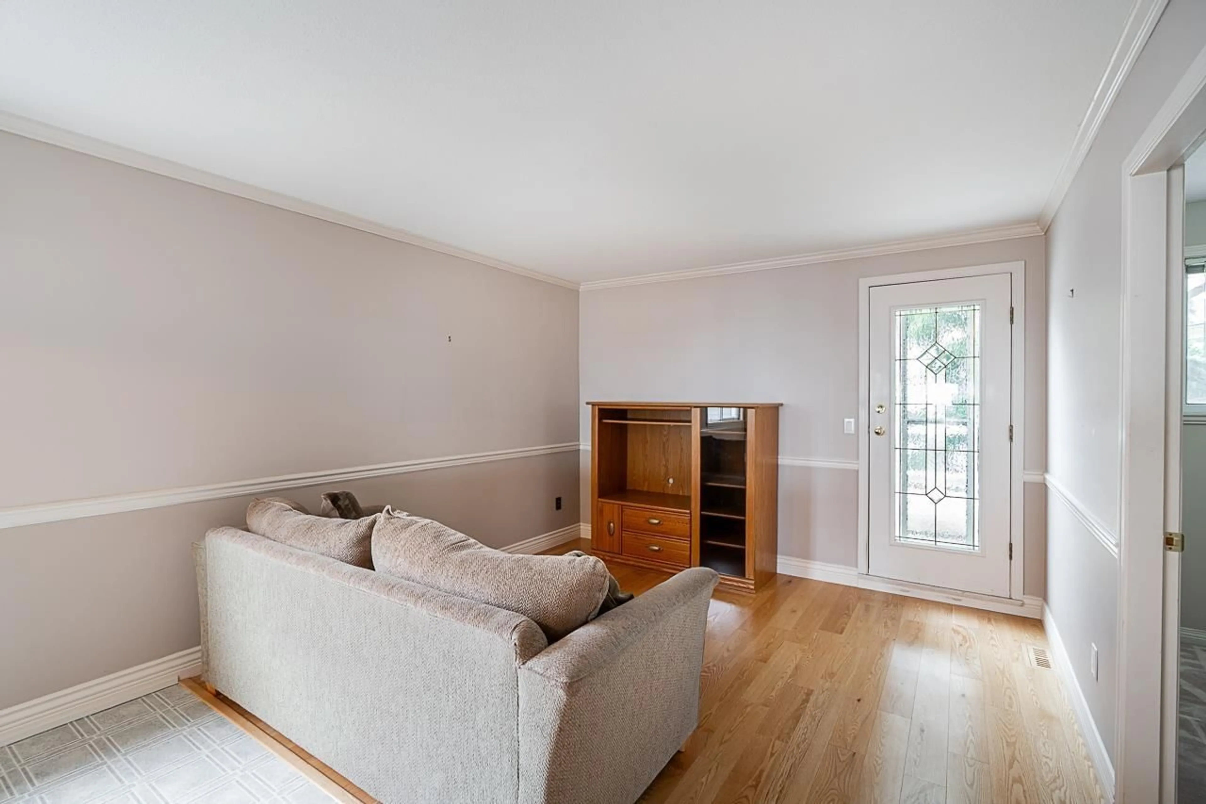 Living room with furniture, wood/laminate floor for 15154 BEACHVIEW, White Rock British Columbia V4B1P6