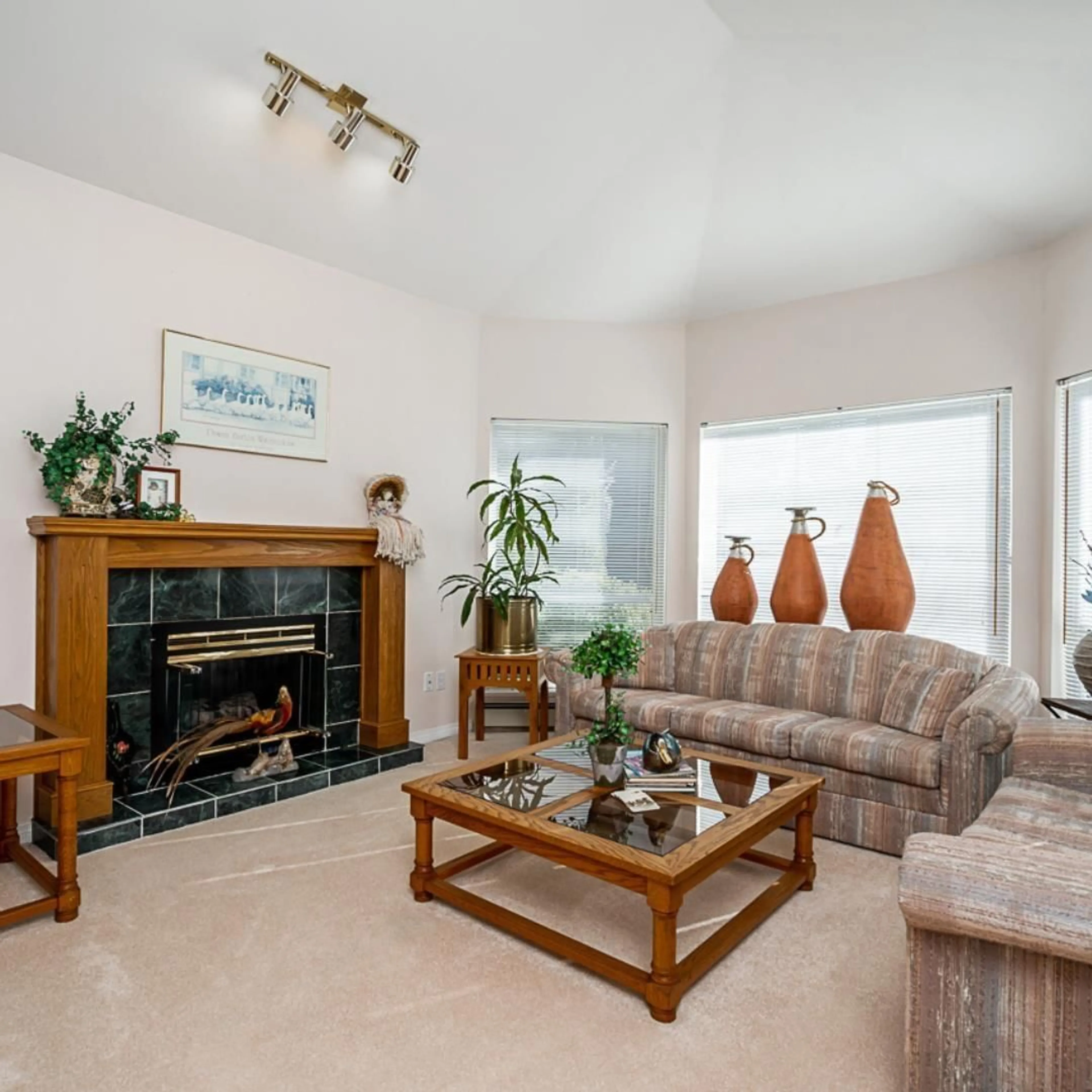 Living room with furniture, ceramic/tile floor for 13591 60A, Surrey British Columbia V3X1H7