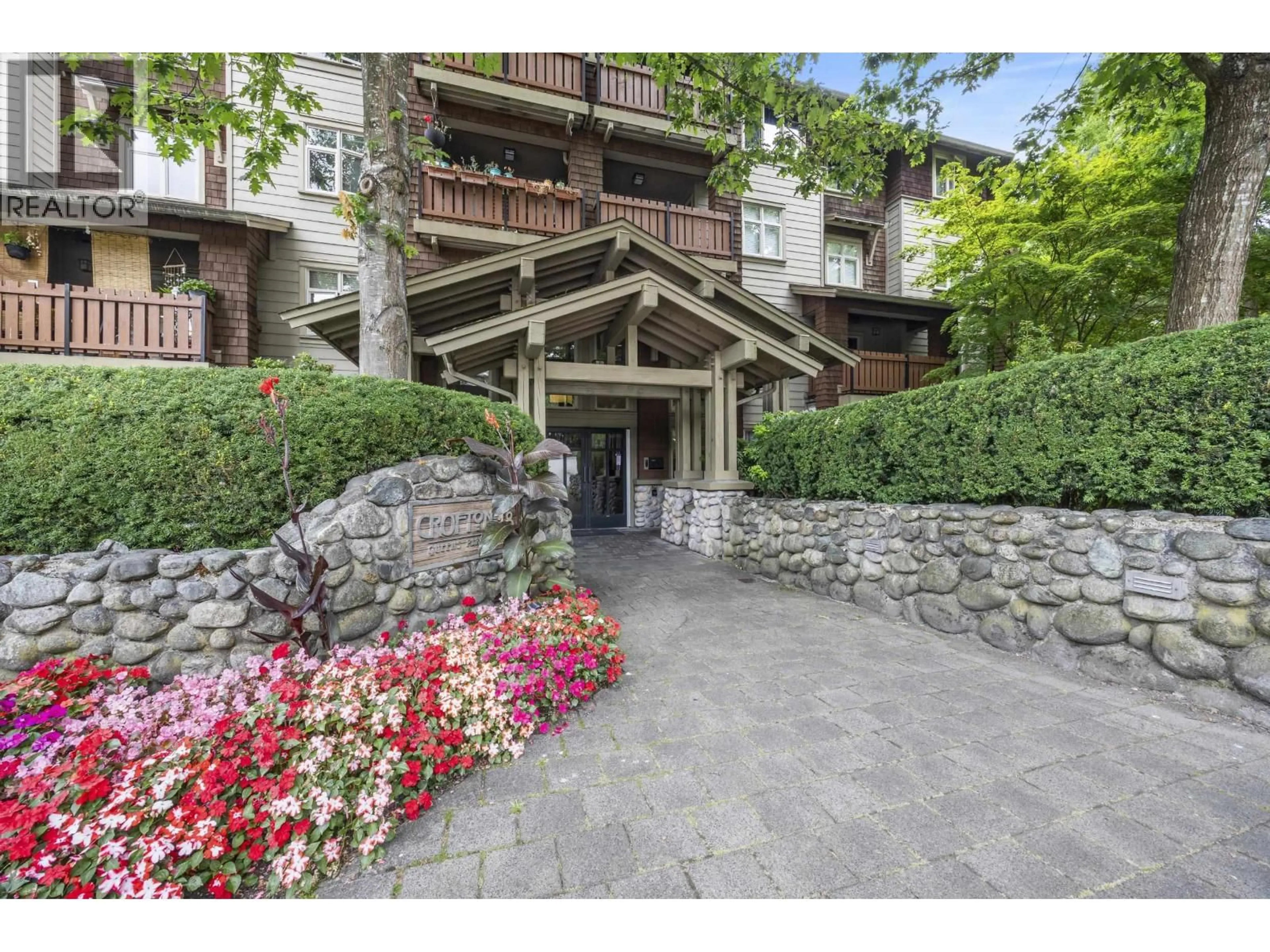 Indoor foyer for 404 - 18 SMOKEY SMITH PLACE, New Westminster British Columbia V3L5V3