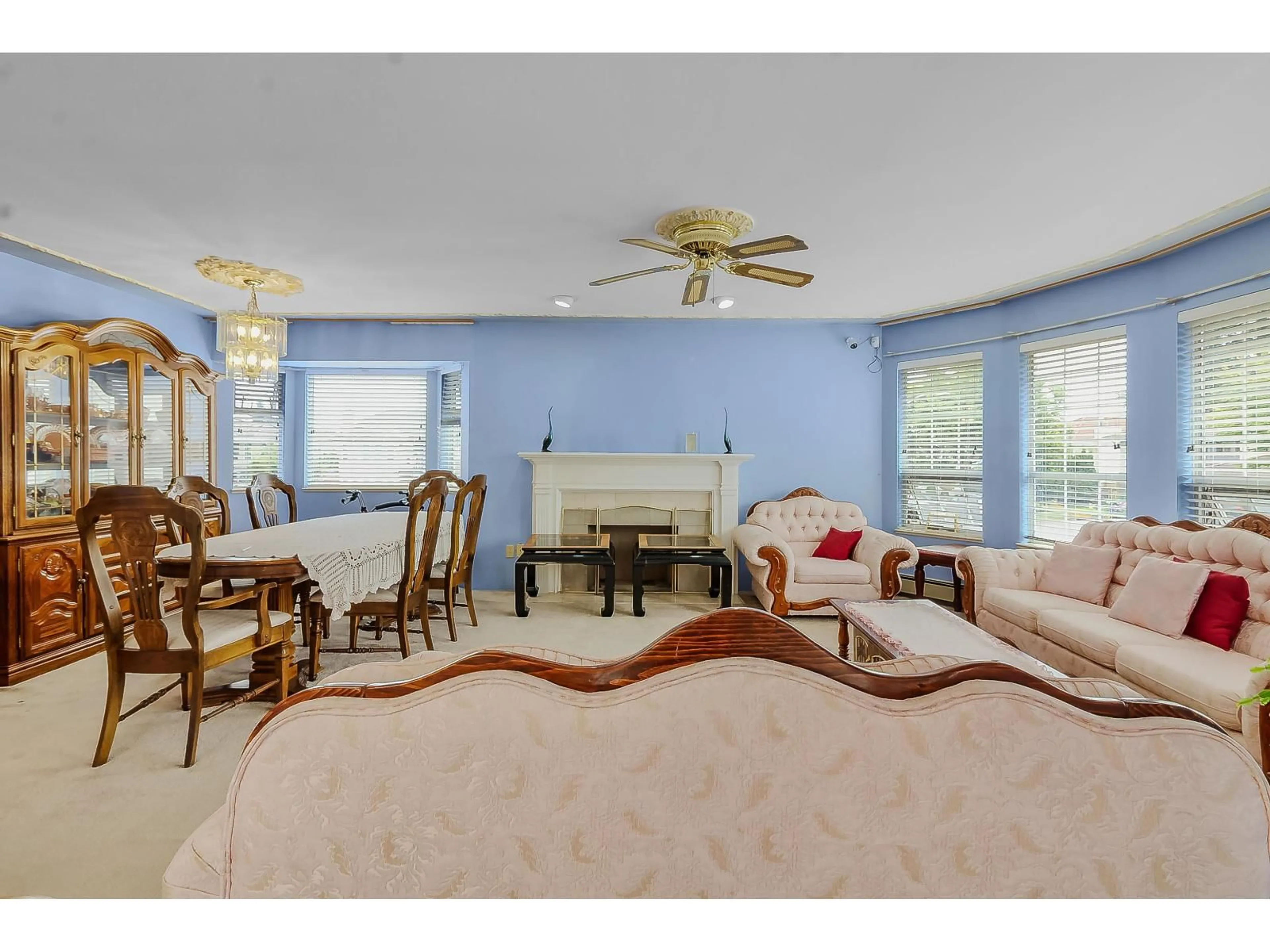 Living room with furniture, unknown for 12441 71A, Surrey British Columbia V3W0P7