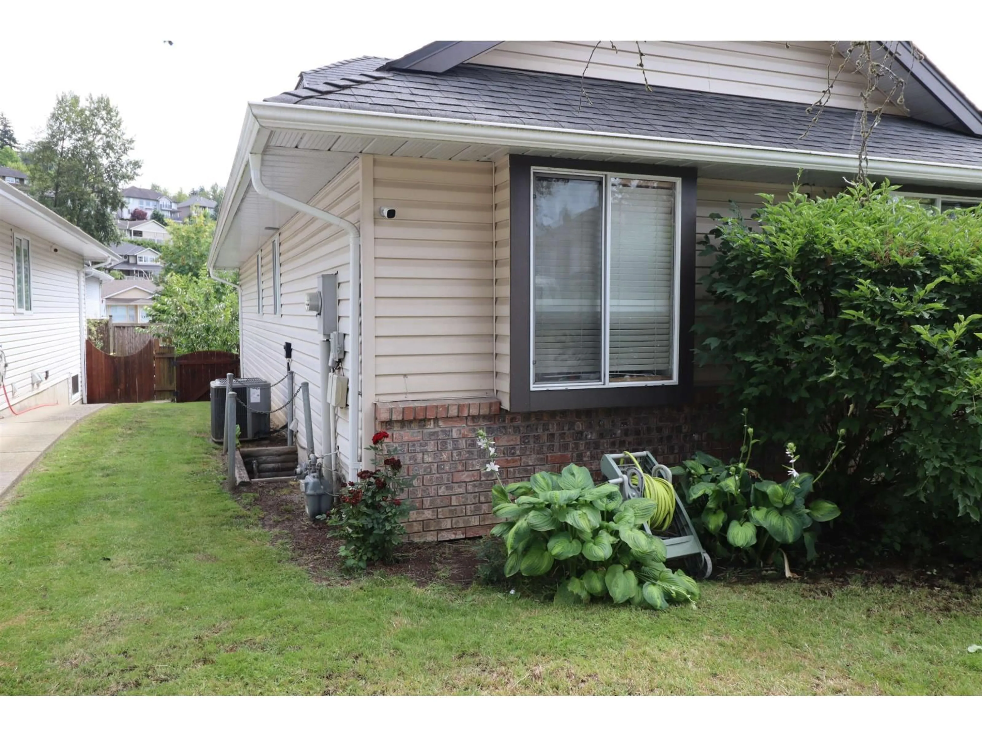 Home with vinyl exterior material, street for 35488 LETHBRIDGE, Abbotsford British Columbia V3G1J4