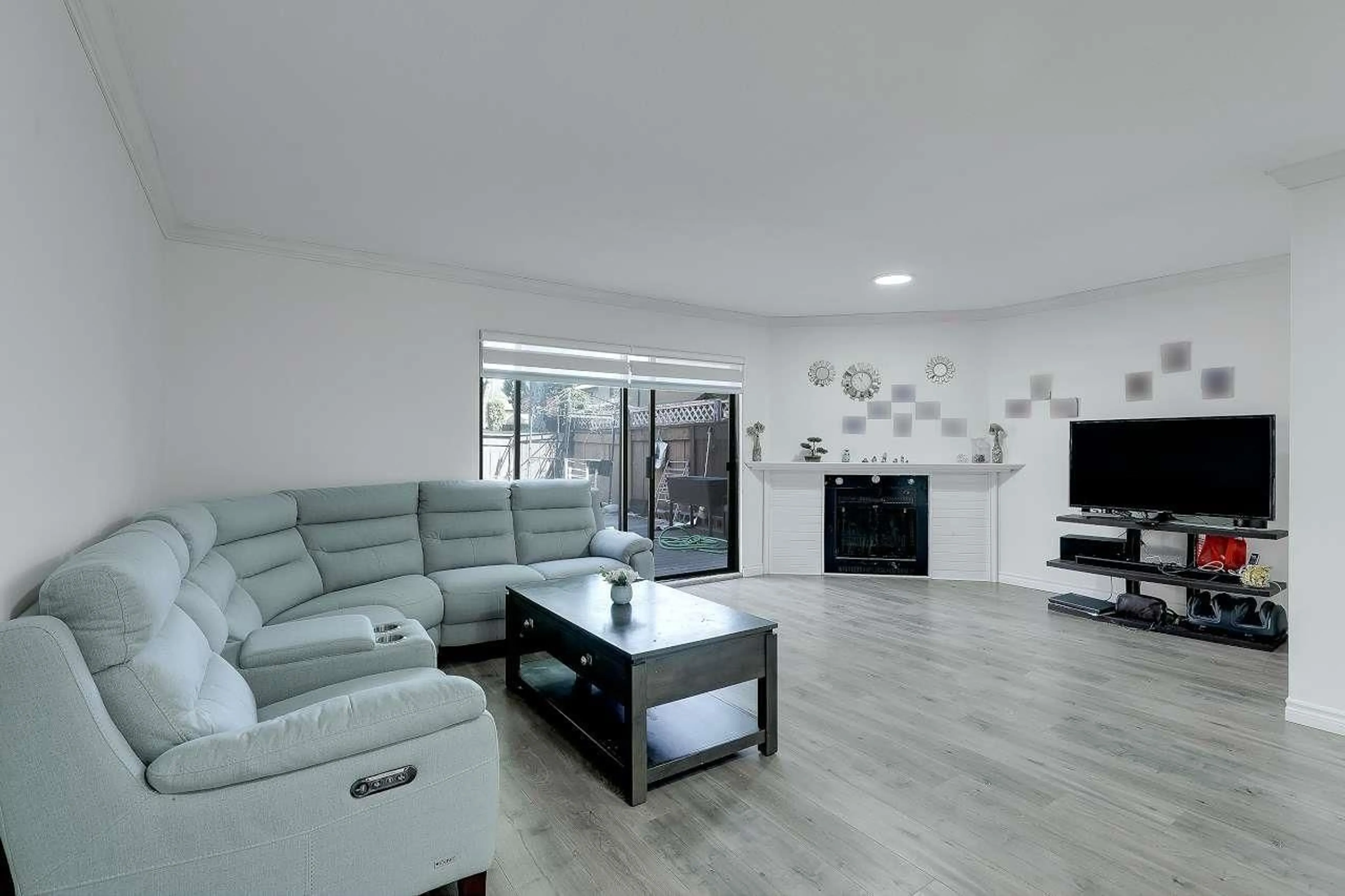 Living room with furniture, unknown for 252 - 9452 PRINCE CHARLES, Surrey British Columbia V3V1S6