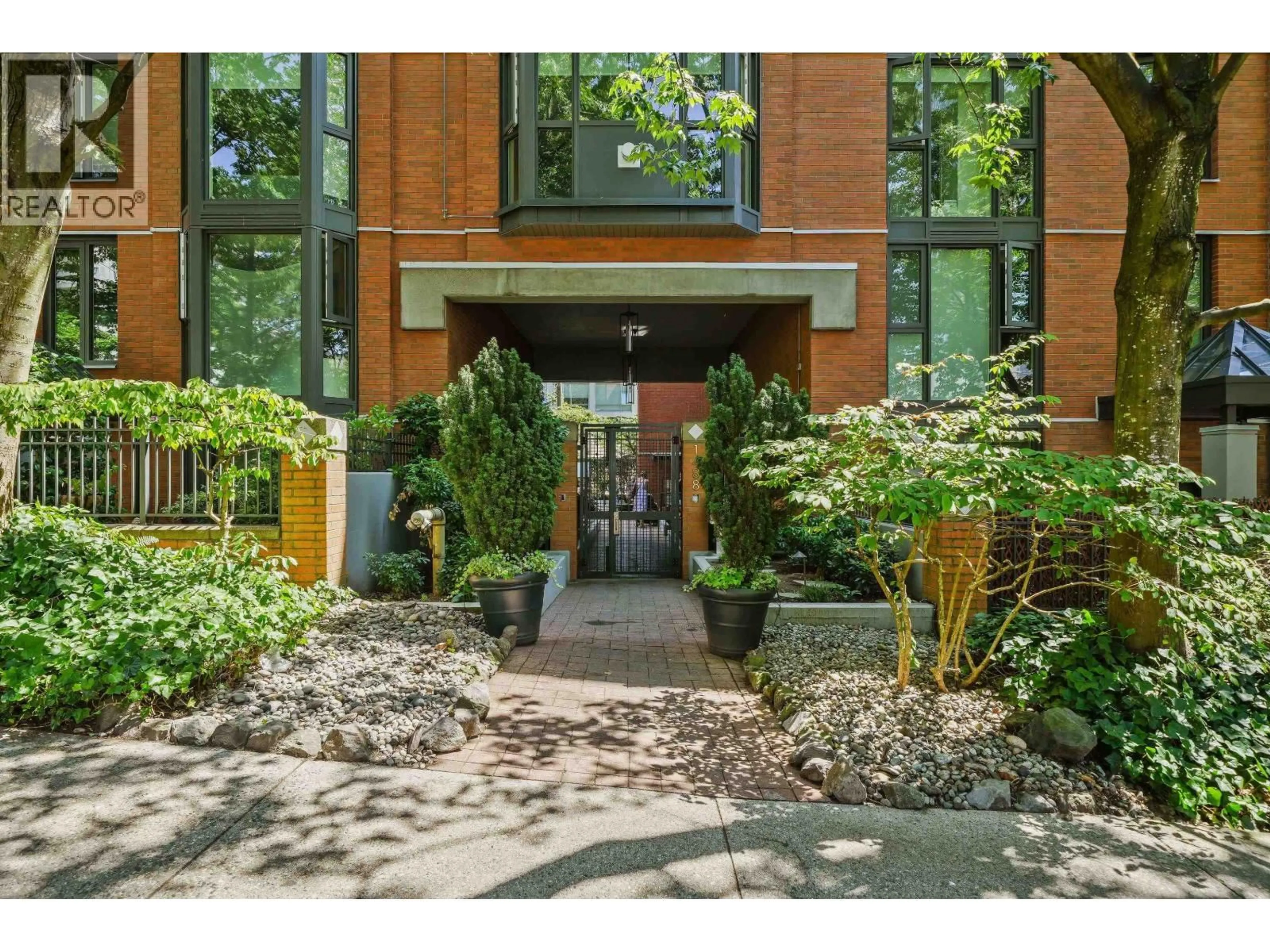Indoor foyer for 102 - 1488 HORNBY STREET, Vancouver British Columbia V6Z1X3