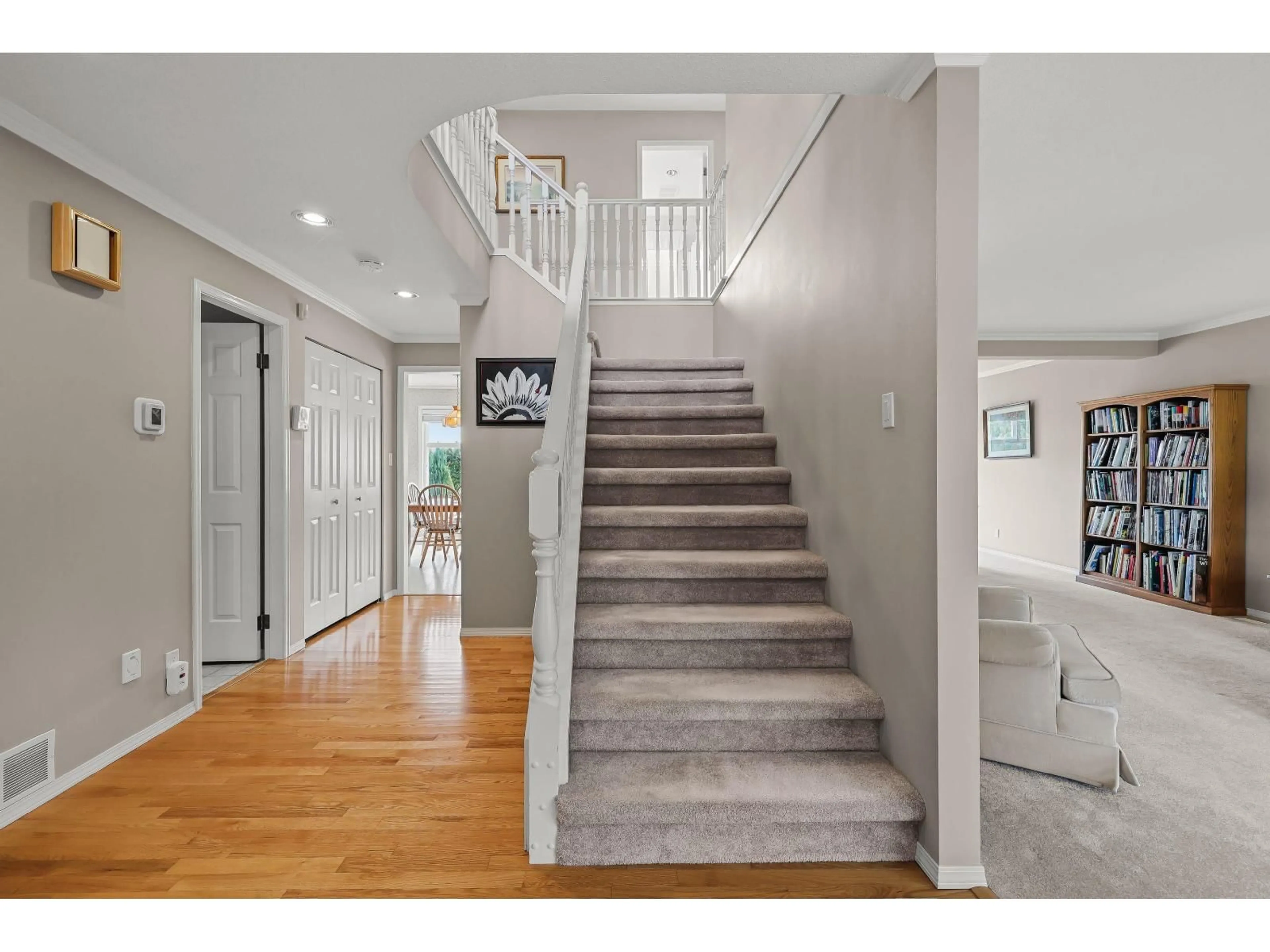 Indoor entryway for 5668 SUNRISE EAST, Surrey British Columbia V3S7M5