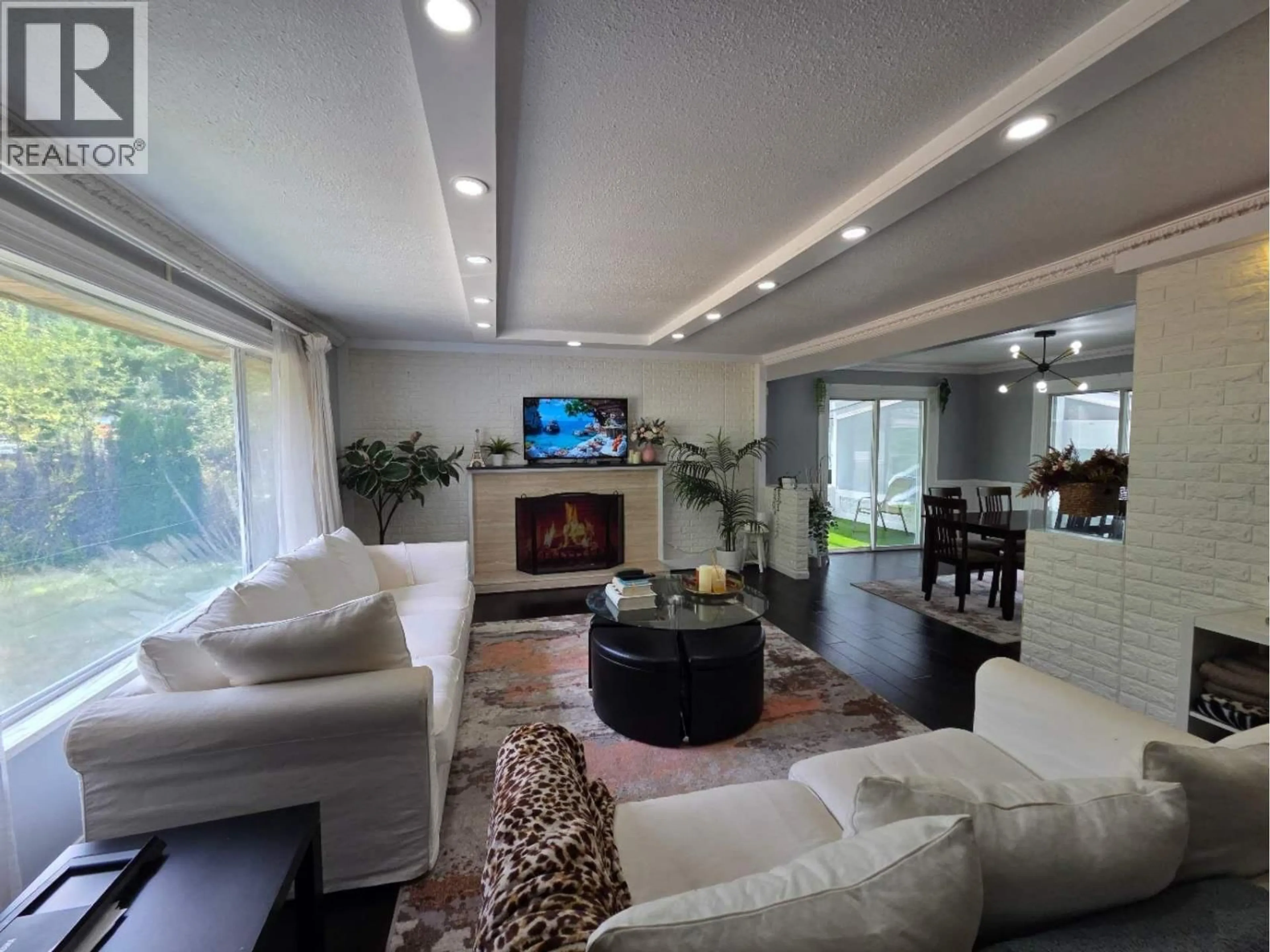Living room with furniture, unknown for 4380 WOODCREST ROAD, West Vancouver British Columbia V7S2W1