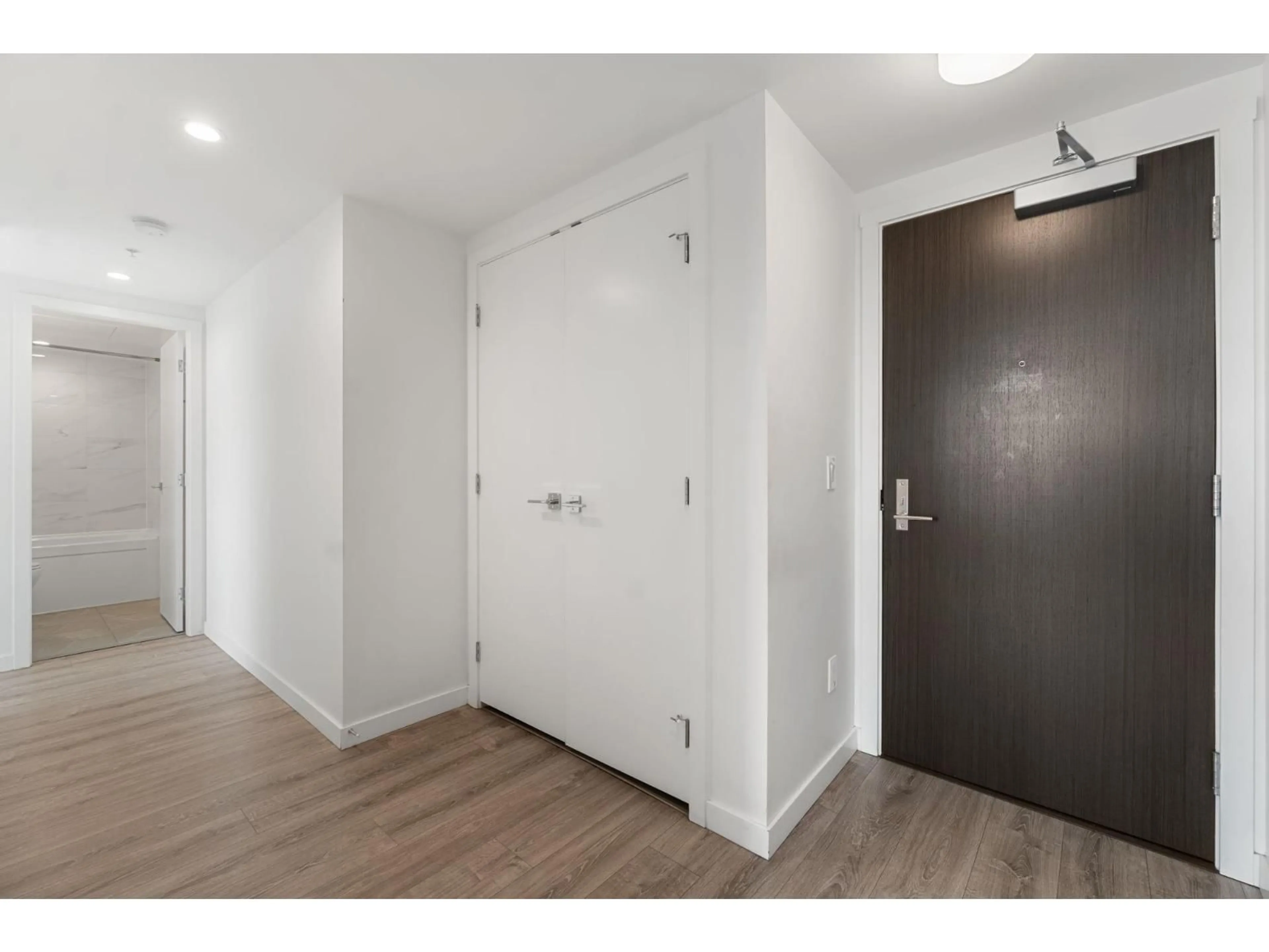 Indoor entryway for 1112 - 13350 CENTRAL, Surrey British Columbia V3T0S1