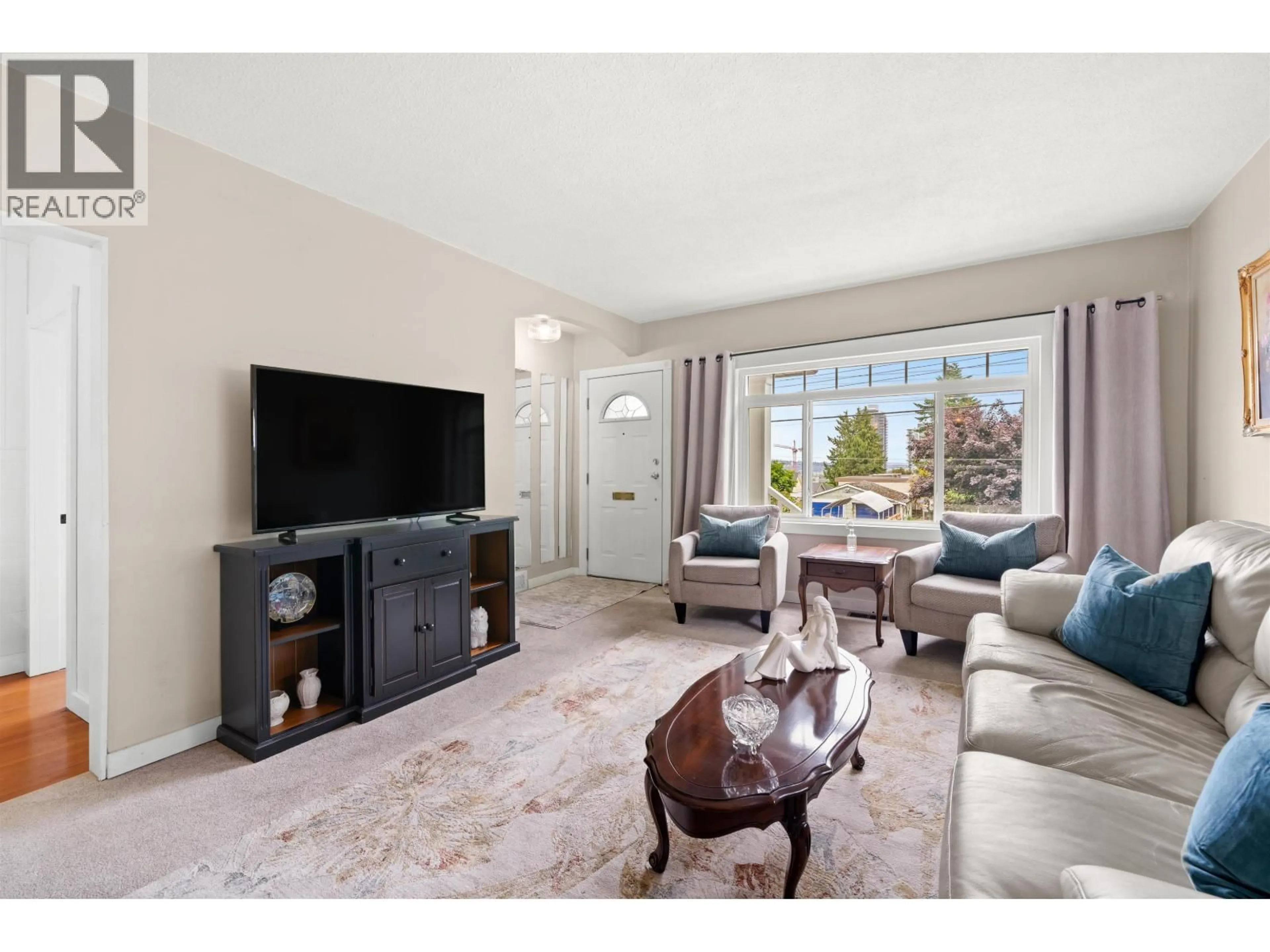 Living room with furniture, unknown for 221 RICHMOND STREET, New Westminster British Columbia V3L4B5
