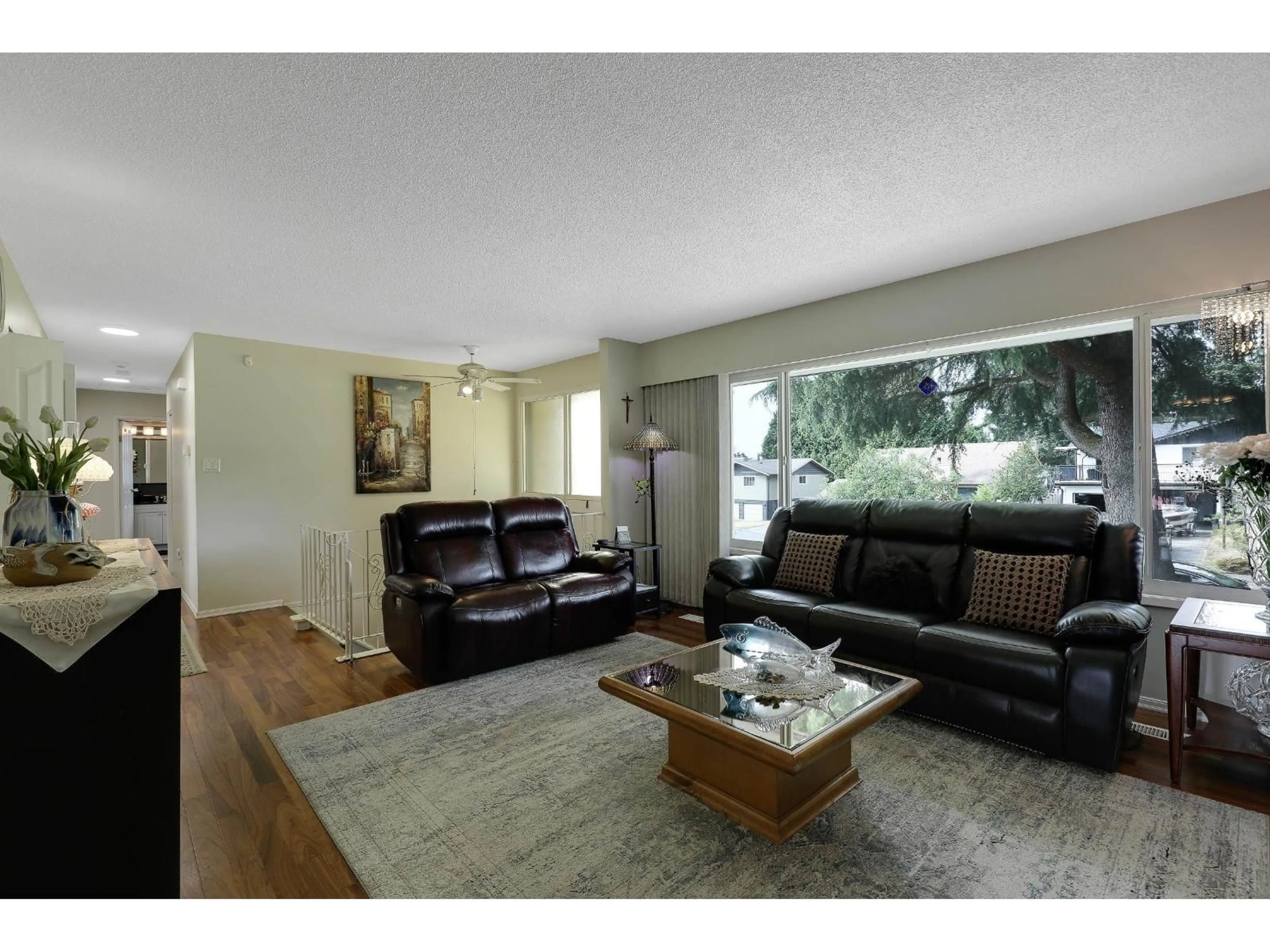 Living room with furniture, wood/laminate floor for 8936 112A, Delta British Columbia V4C4Z9