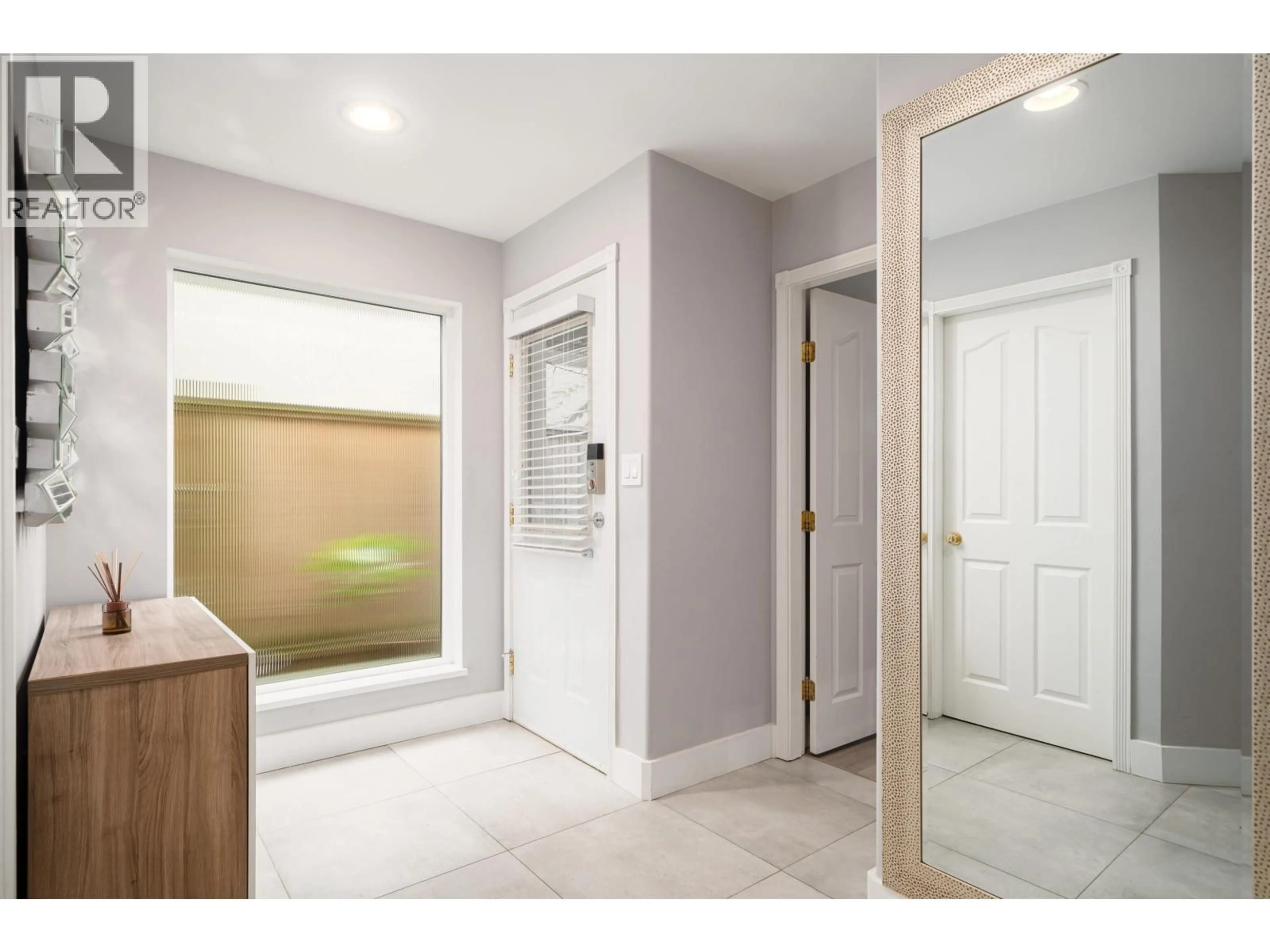 Indoor entryway for D - 136 4TH STREET, North Vancouver British Columbia V7M1H5