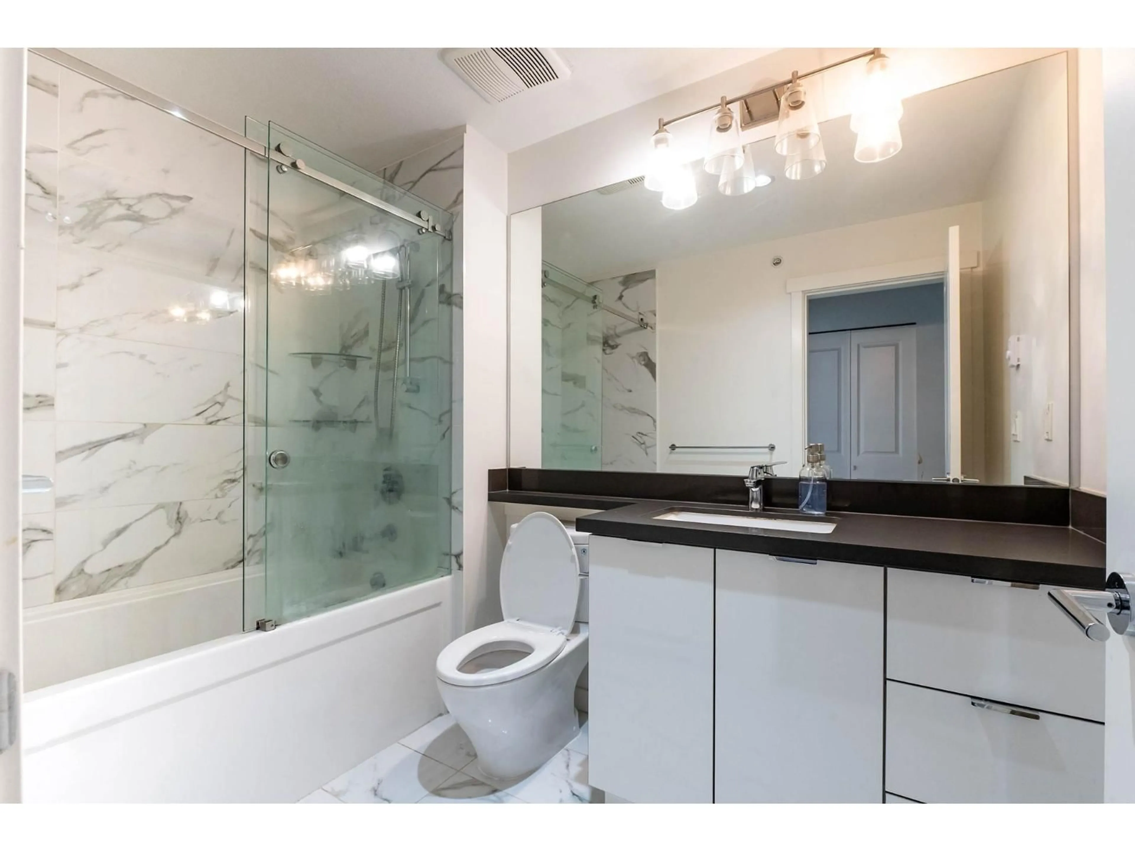 Standard bathroom, ceramic/tile floor for 422 - 15137 33, Surrey British Columbia V3Z0Y1