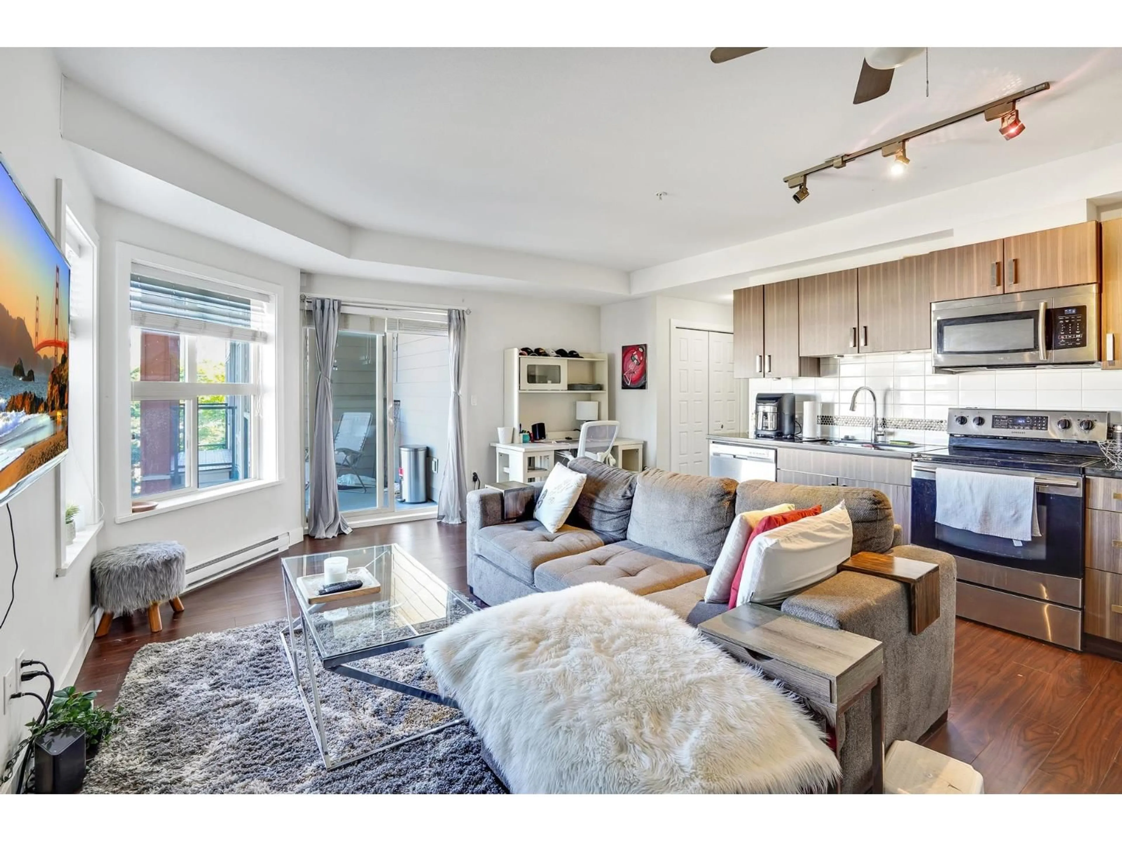Living room with furniture, unknown for 312 - 20219 54A, Langley British Columbia V3A0C7
