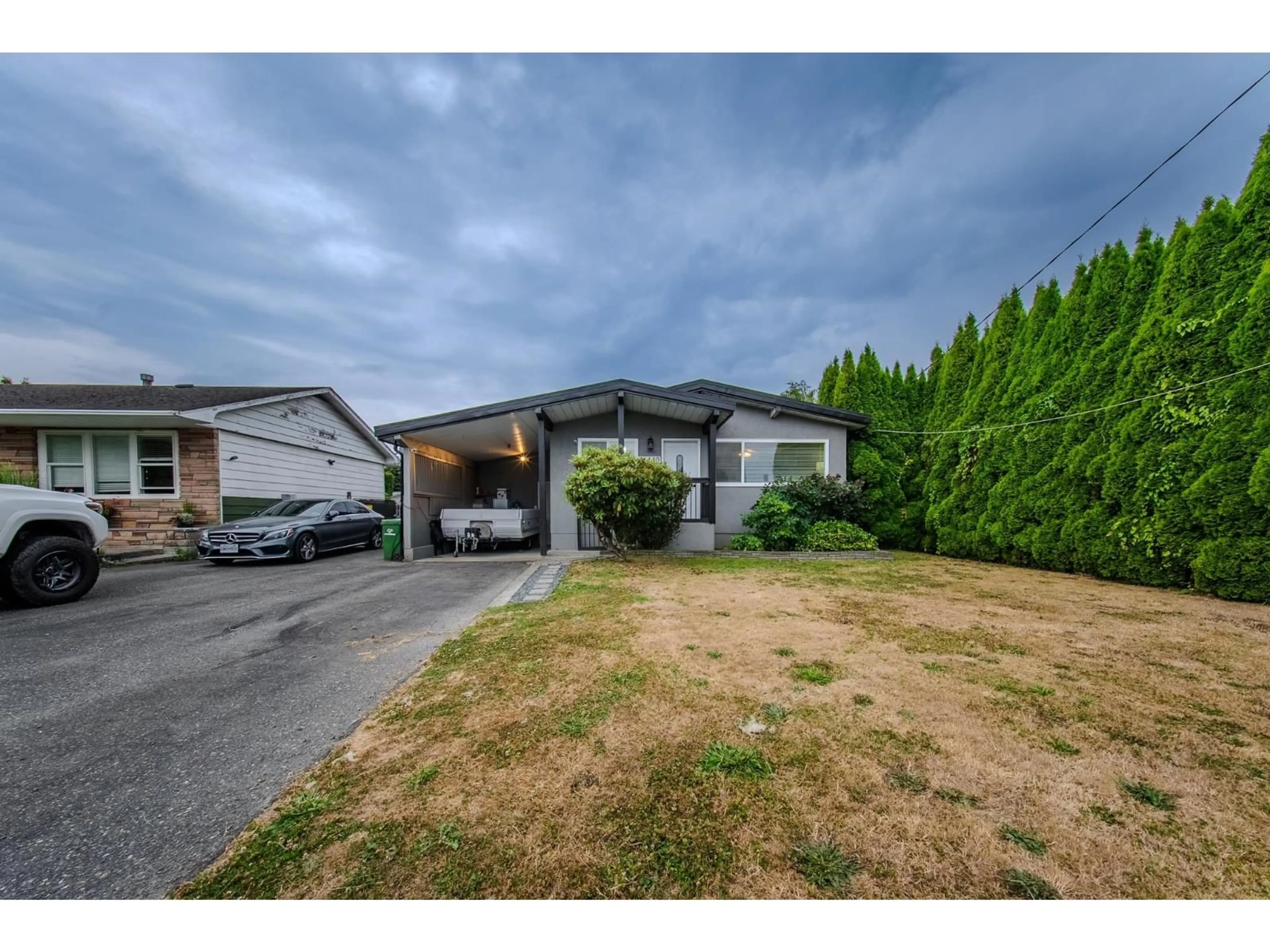 A pic from outside/outdoor area/front of a property/back of a property/a pic from drone, street for 45440 WELLINGTON AVENUE, Chilliwack British Columbia V2P2E9
