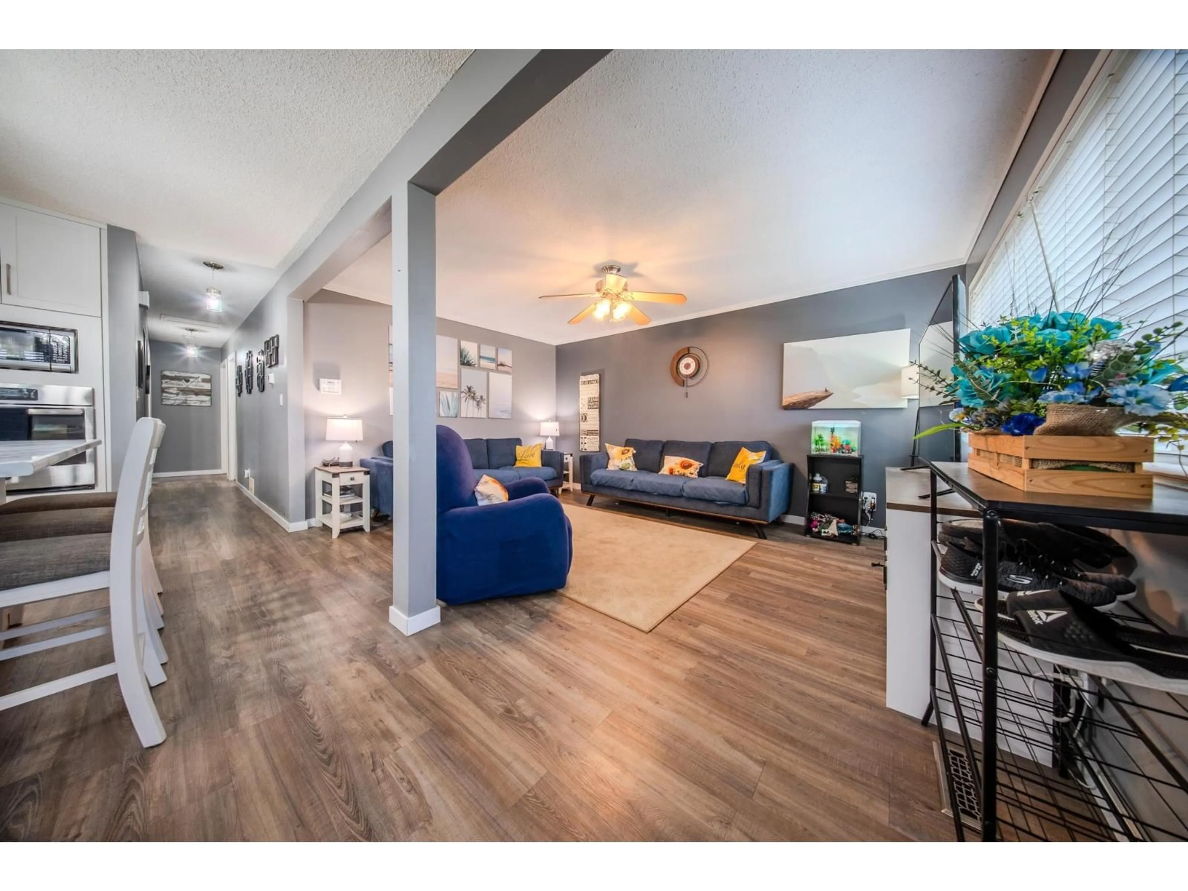 Living room with furniture, wood/laminate floor for 45440 WELLINGTON AVENUE, Chilliwack British Columbia V2P2E9