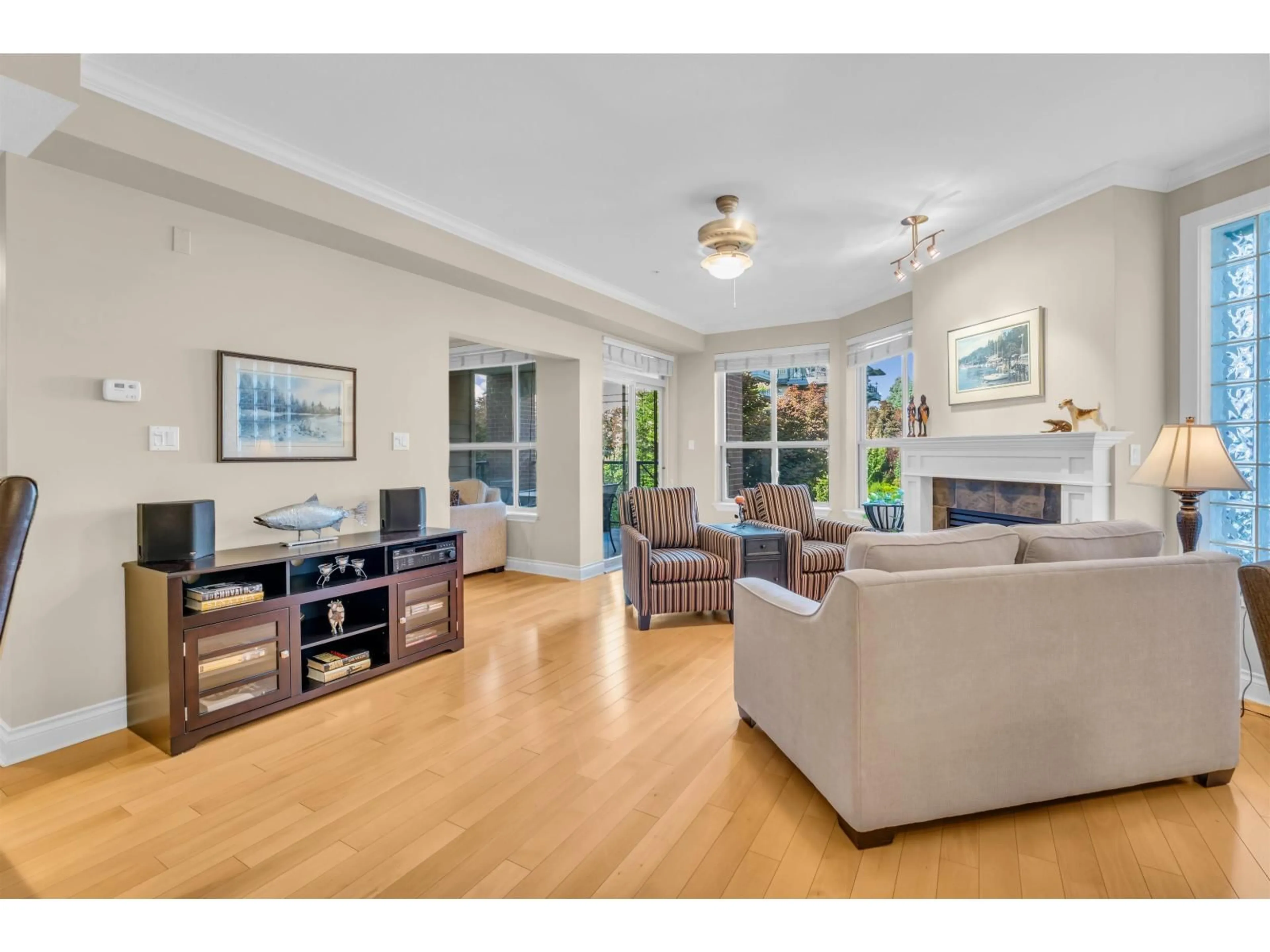 Living room with furniture, unknown for 203 - 1787 154TH, Surrey British Columbia V4A4S1