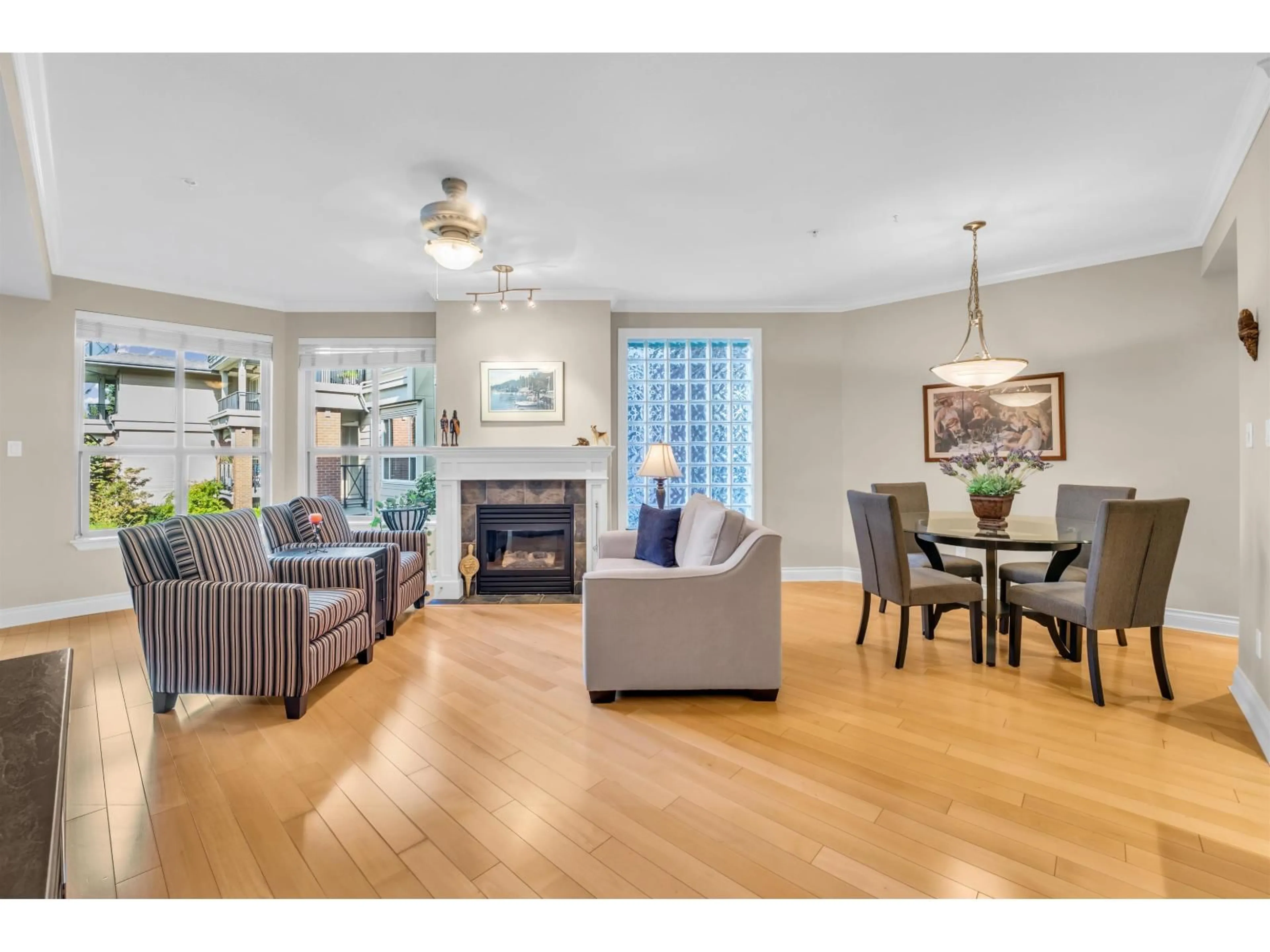 Living room with furniture, unknown for 203 - 1787 154TH, Surrey British Columbia V4A4S1