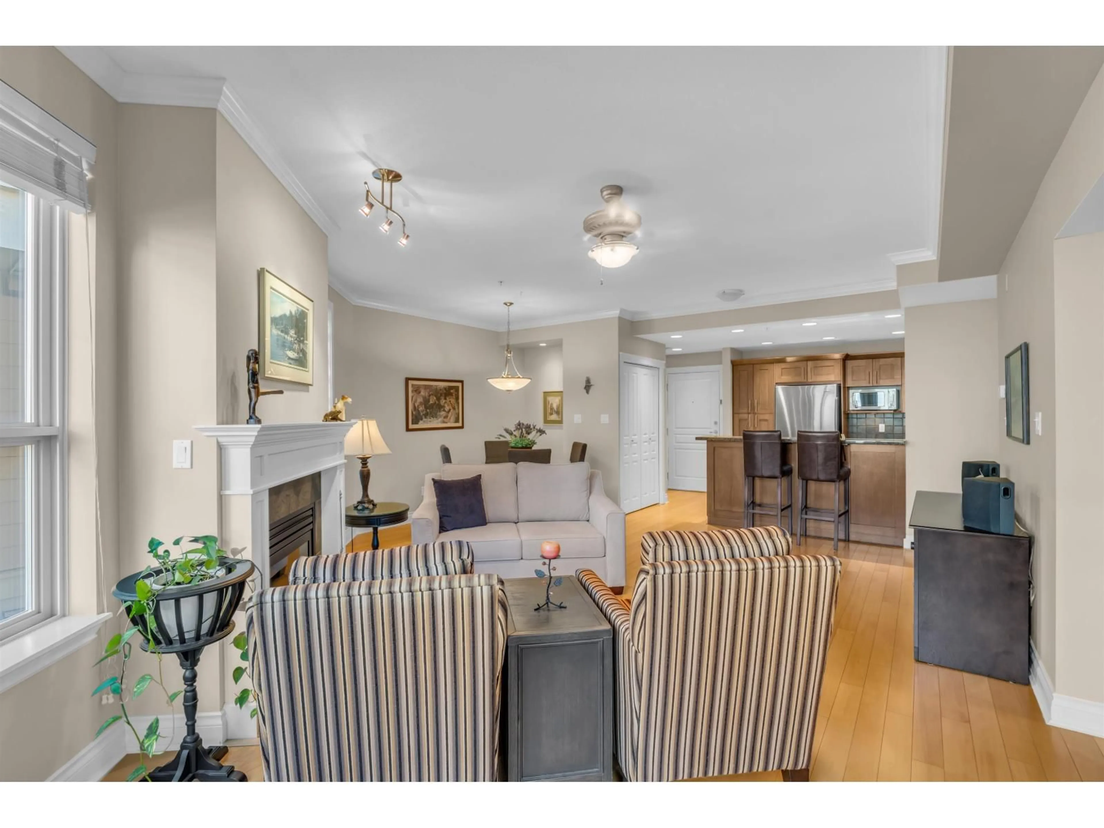 Living room with furniture, unknown for 203 - 1787 154TH, Surrey British Columbia V4A4S1