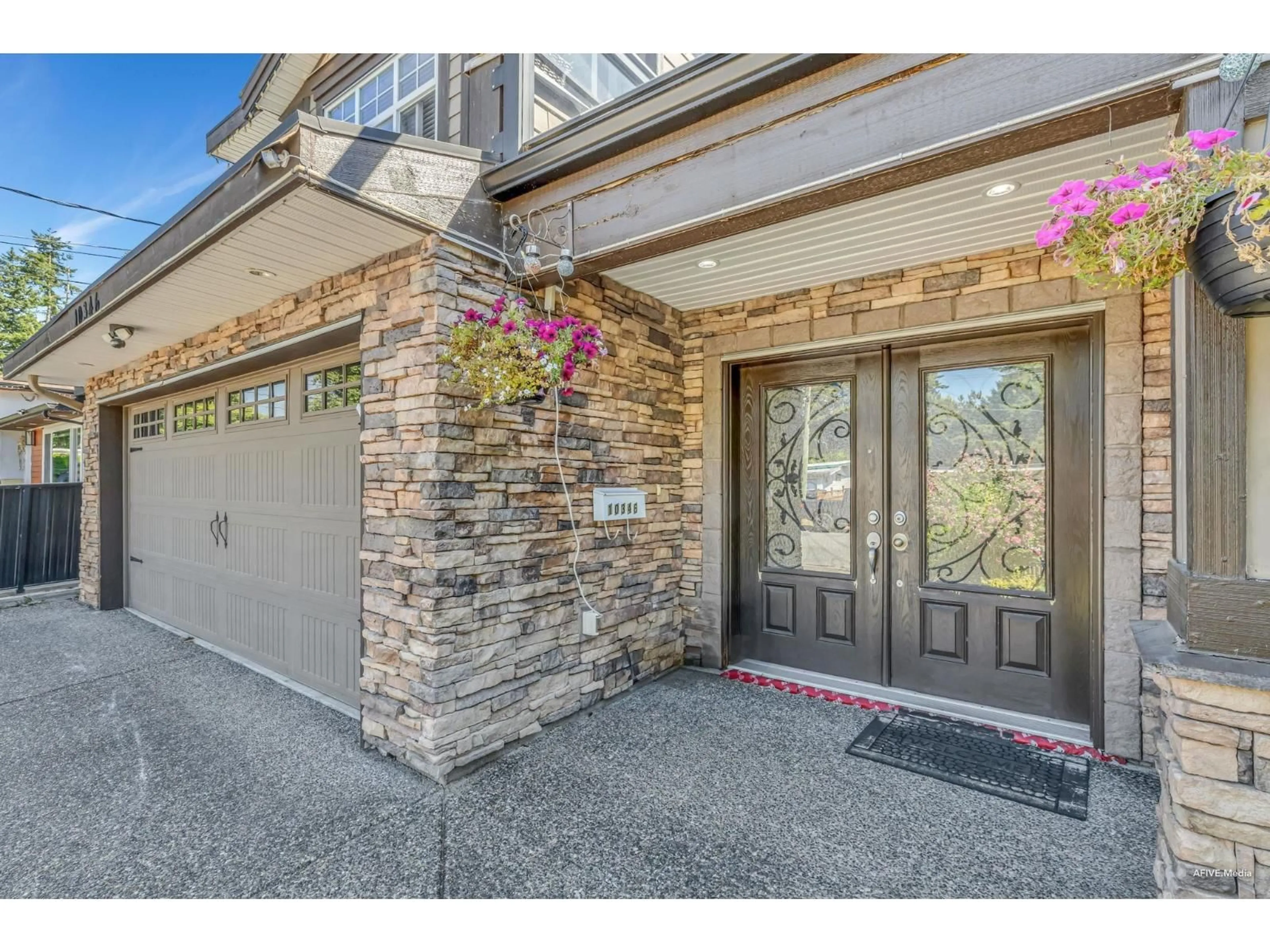 Indoor entryway for 10346 126, Surrey British Columbia V3V5G1