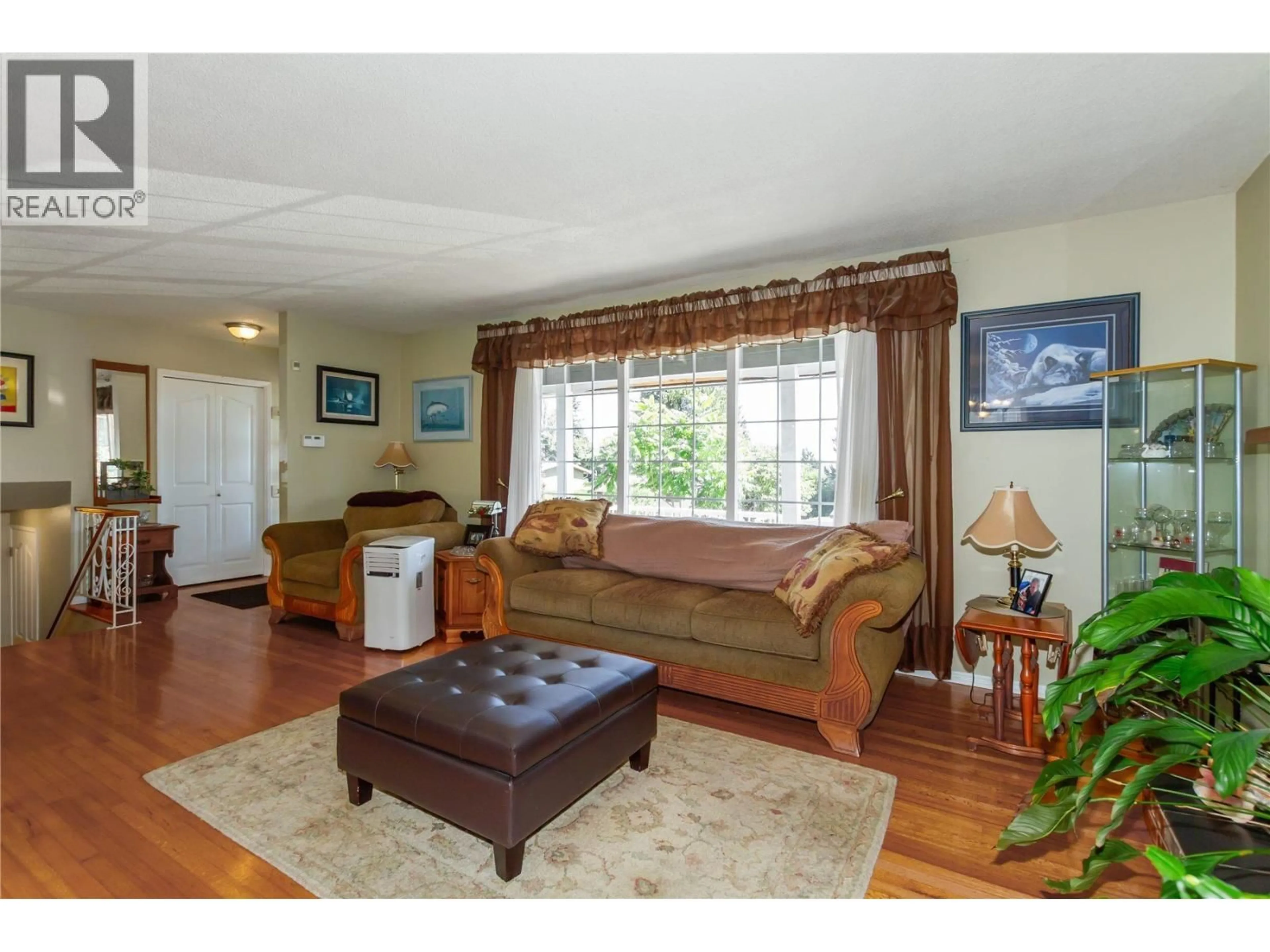 Living room with furniture, wood/laminate floor for 1571 HAMMOND AVENUE, Coquitlam British Columbia V3K2P7