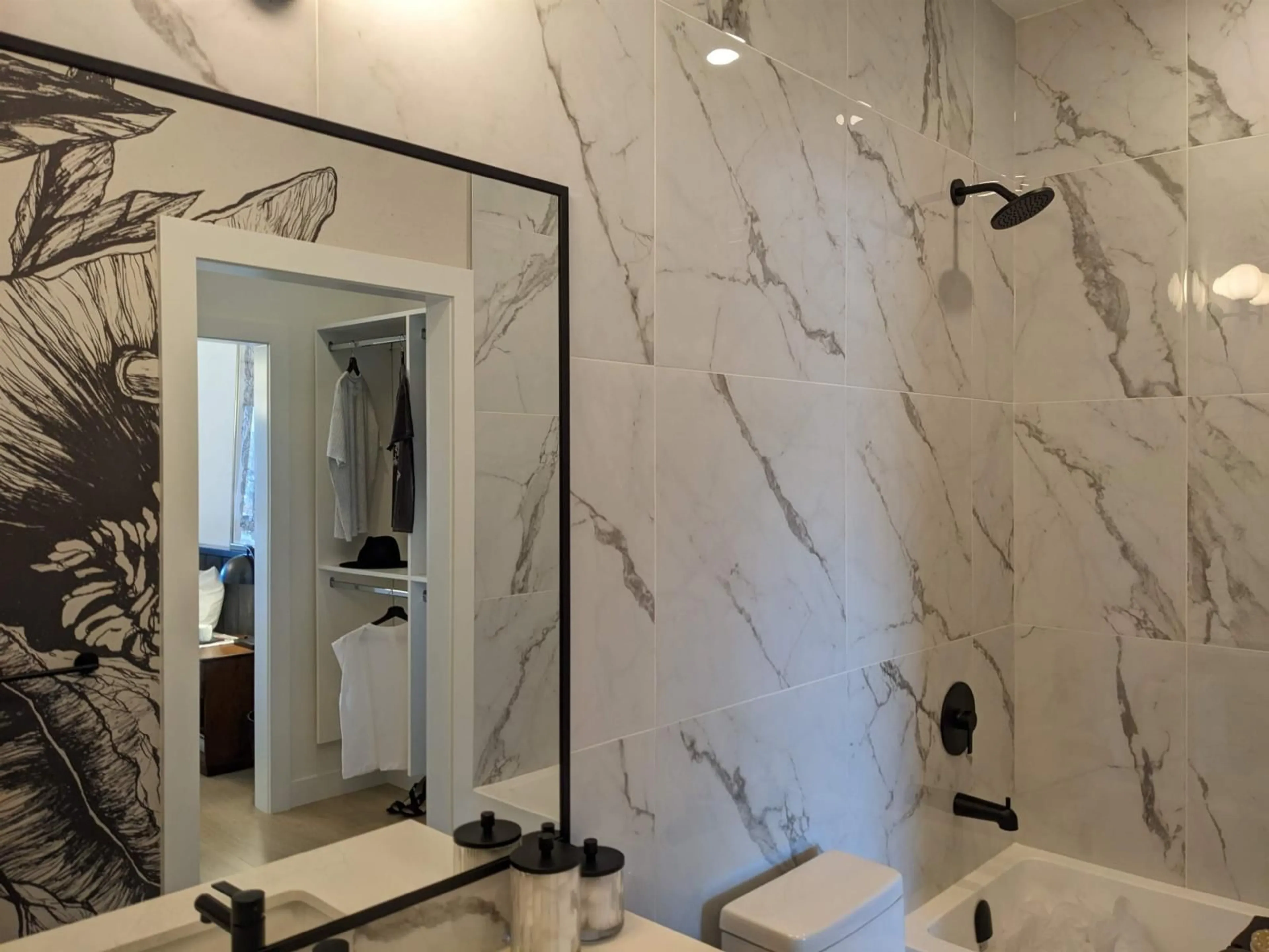 Contemporary bathroom, ceramic/tile floor for 404 - 19885 76, Langley British Columbia V2Y1S1