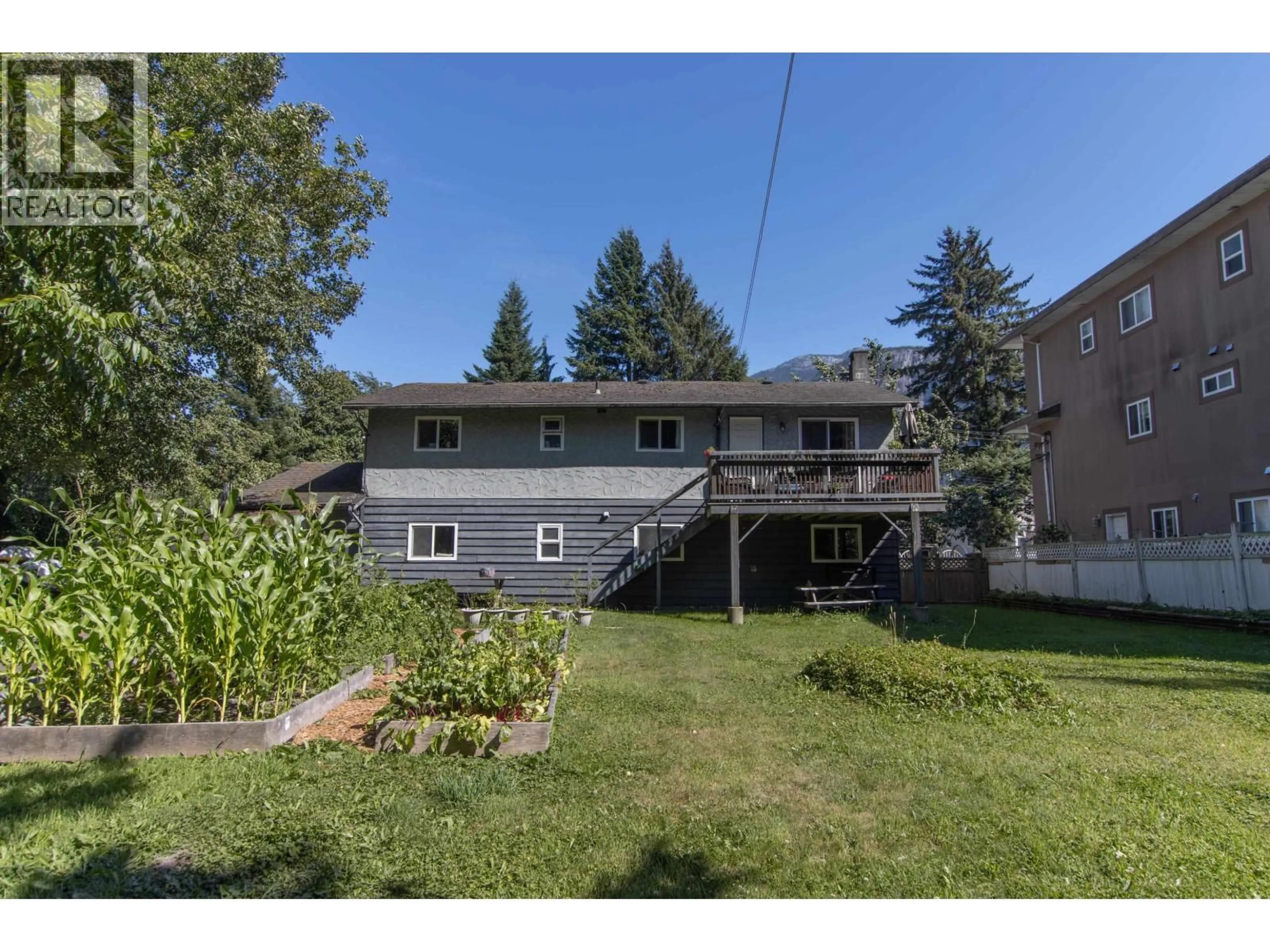 A pic from outside/outdoor area/front of a property/back of a property/a pic from drone, unknown for 38069 FIFTH AVENUE, Squamish British Columbia V0N1T0