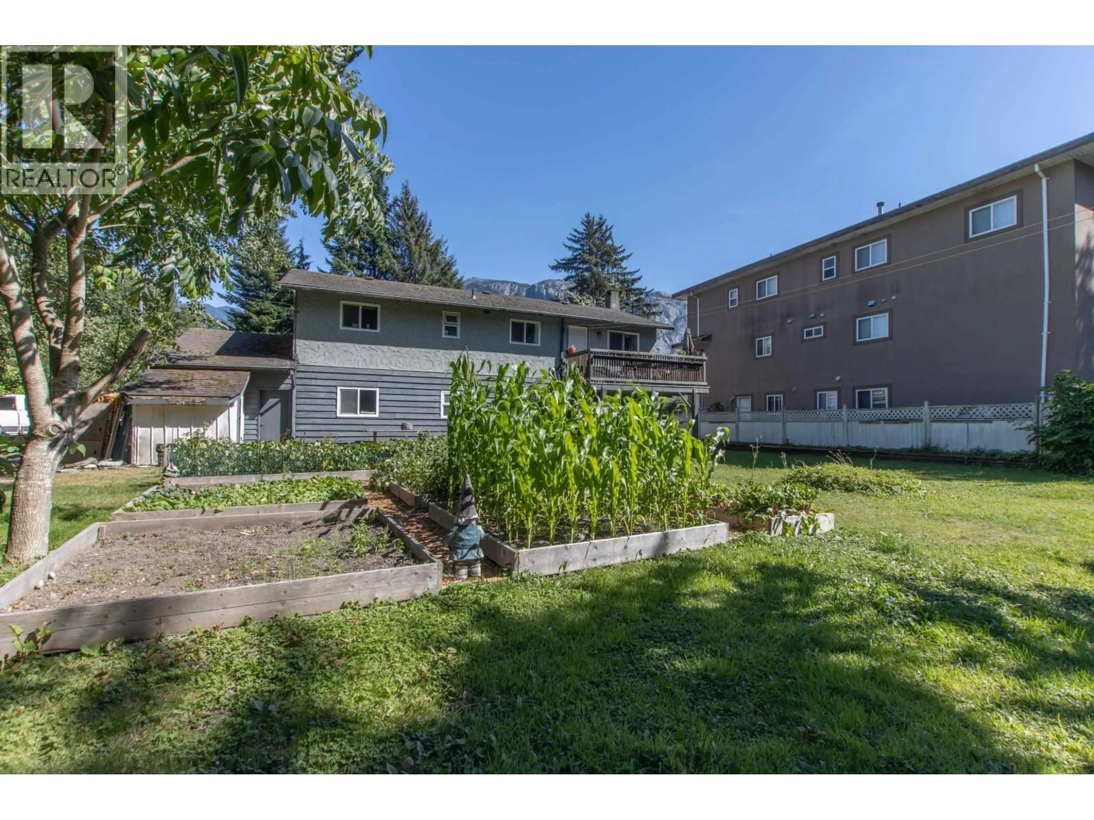 Patio, street for 38069 FIFTH AVENUE, Squamish British Columbia V0N1T0