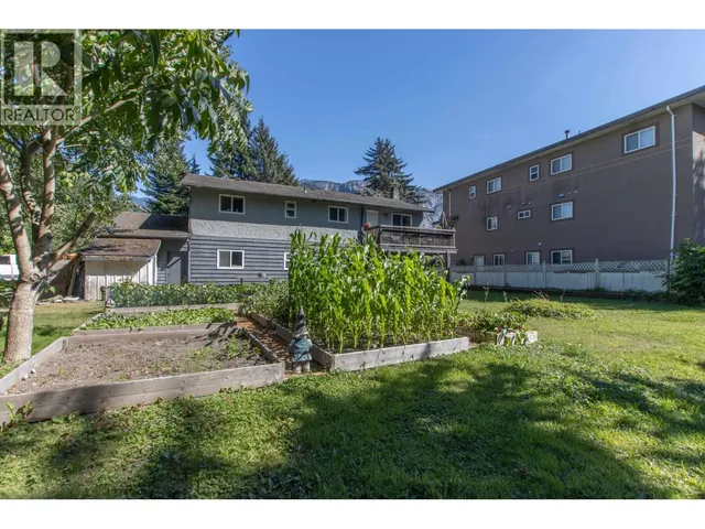 38069 FIFTH AVENUE, Squamish 5