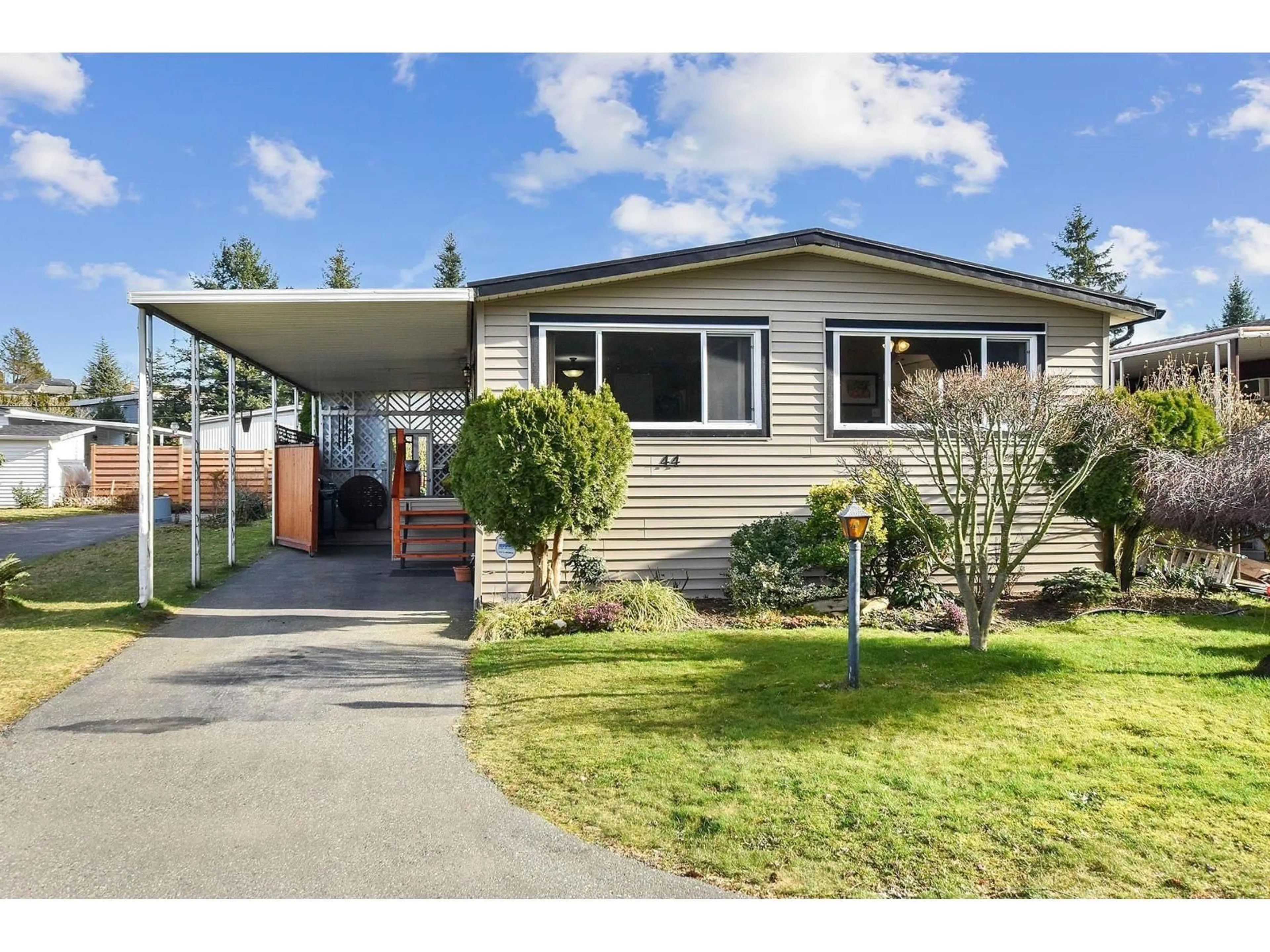 Home with vinyl exterior material, street for 44 - 31313 LIVINGSTONE, Abbotsford British Columbia V2T4T1