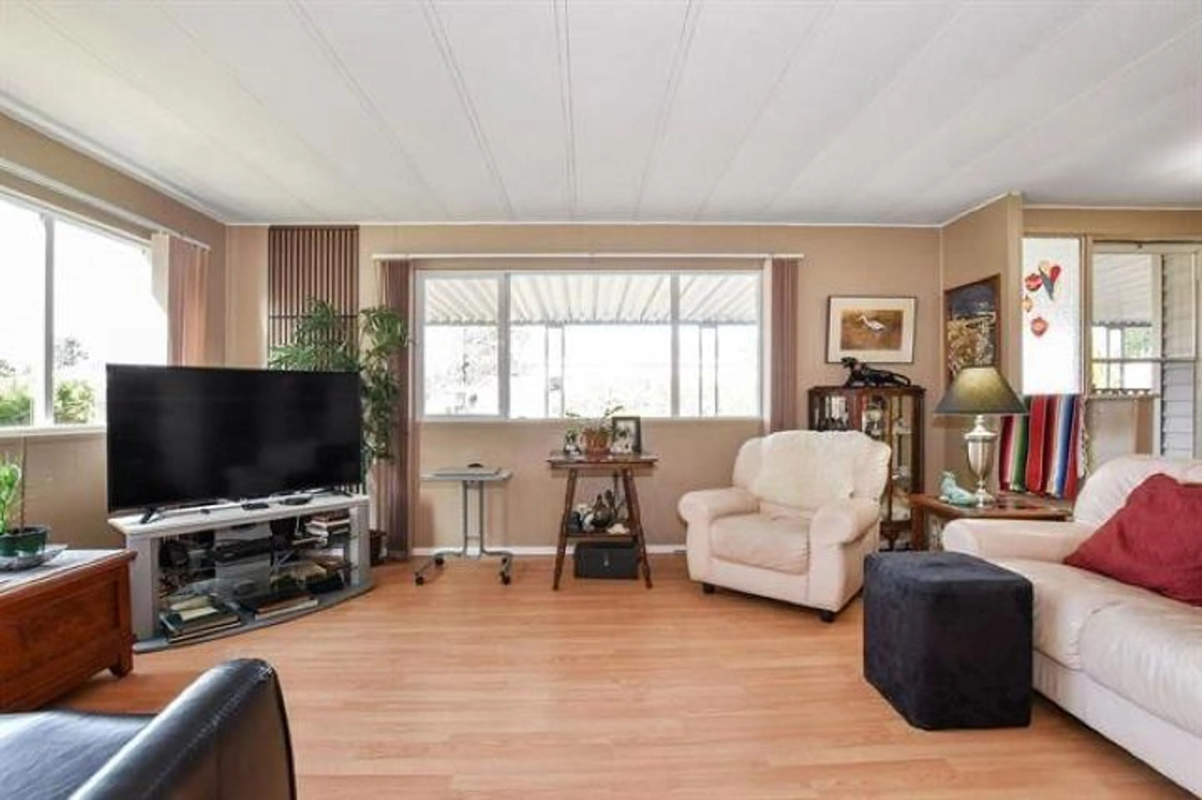 Living room with furniture, wood/laminate floor for 44 - 31313 LIVINGSTONE, Abbotsford British Columbia V2T4T1