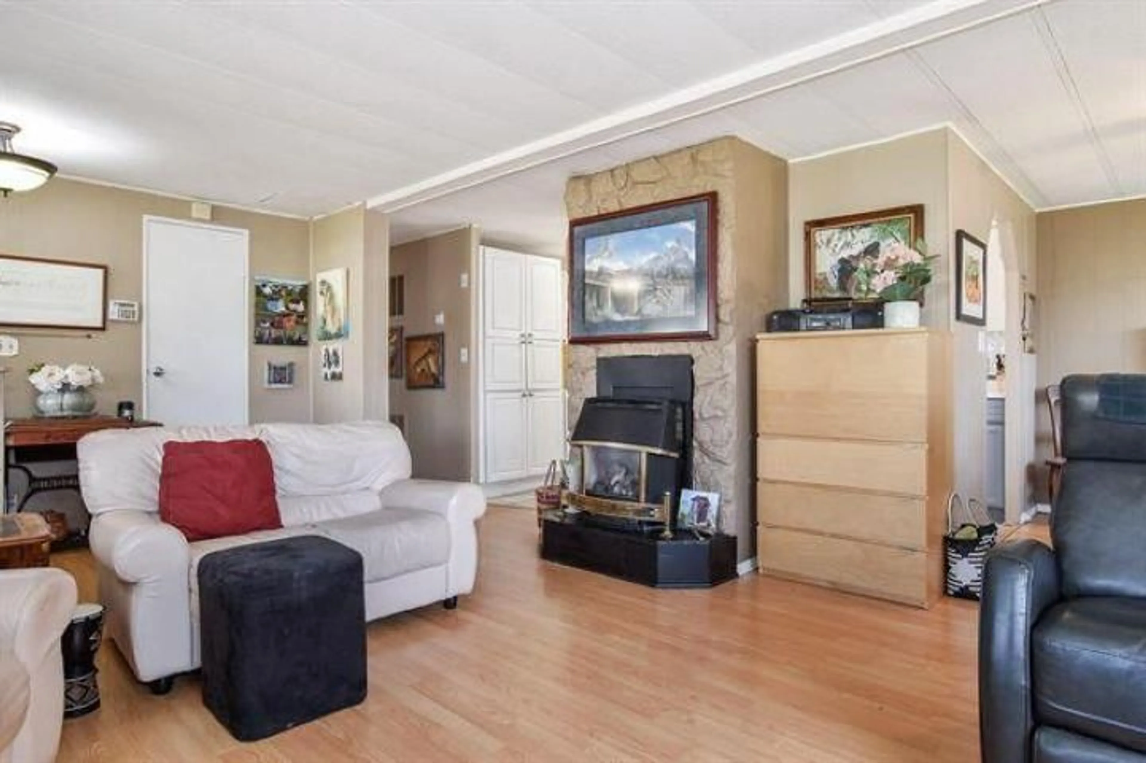 Living room with furniture, wood/laminate floor for 44 - 31313 LIVINGSTONE, Abbotsford British Columbia V2T4T1