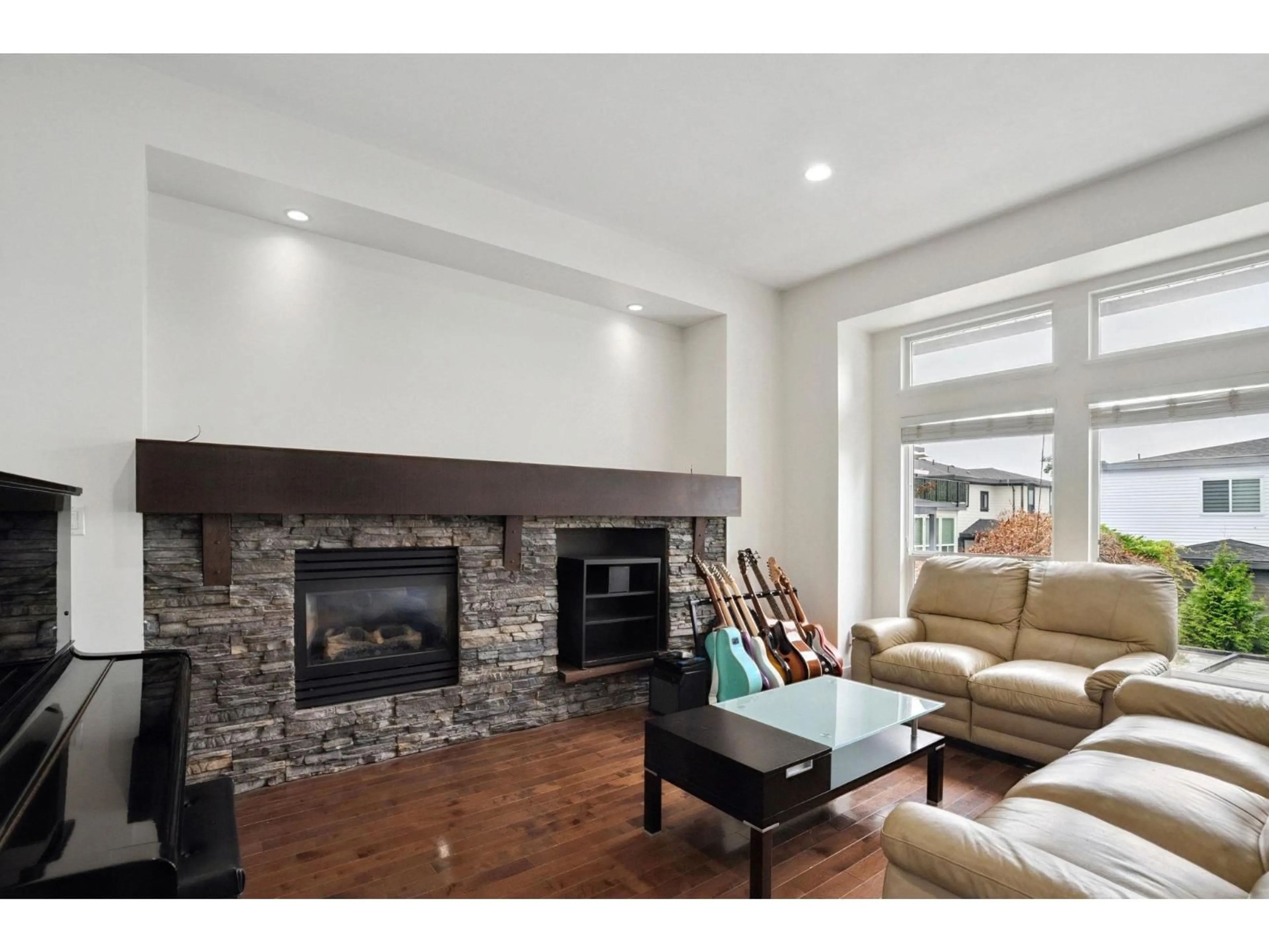 Living room with furniture, wood/laminate floor for 15015 62, Surrey British Columbia V3S5L7
