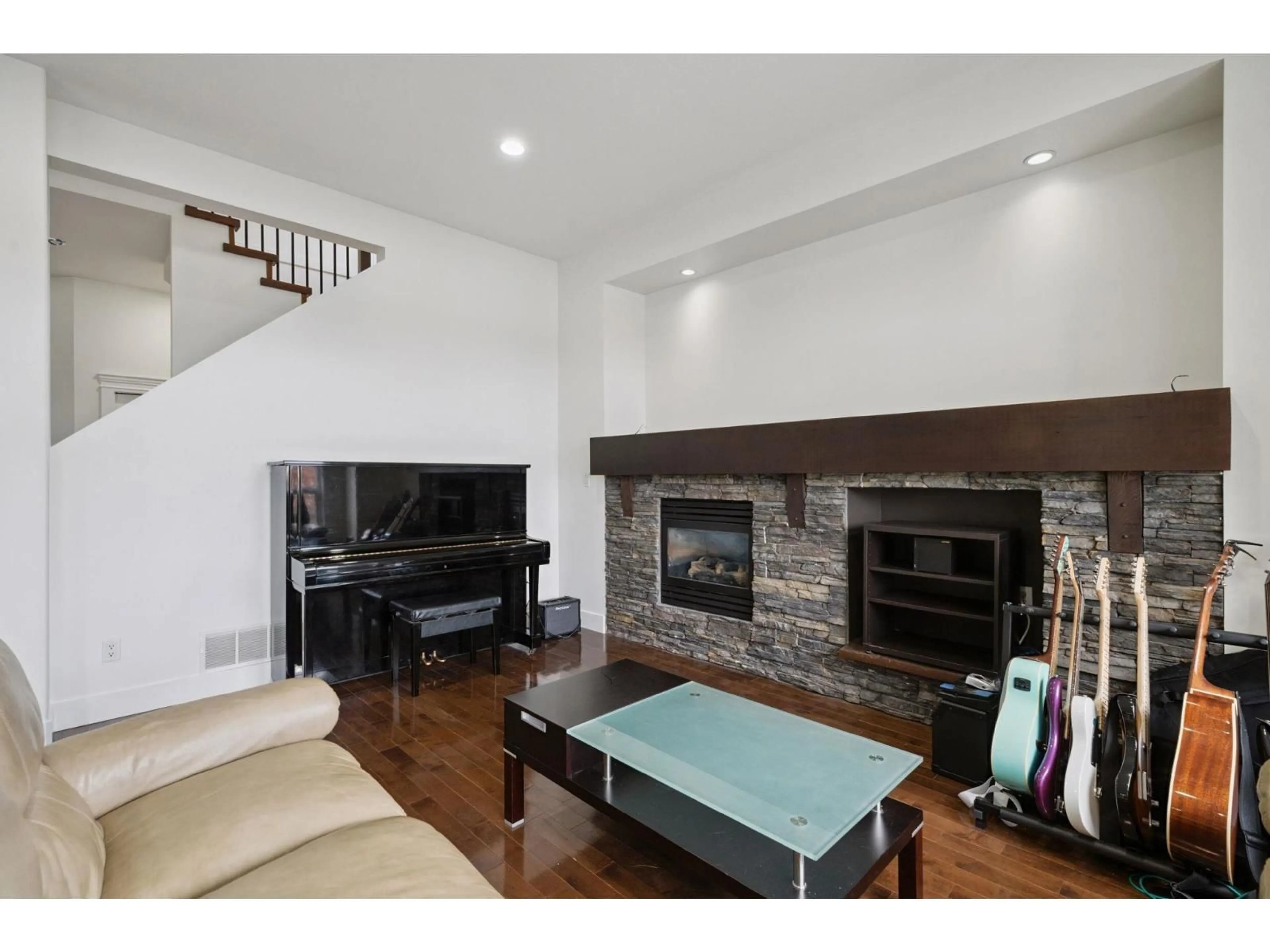 Living room with furniture, wood/laminate floor for 15015 62, Surrey British Columbia V3S5L7