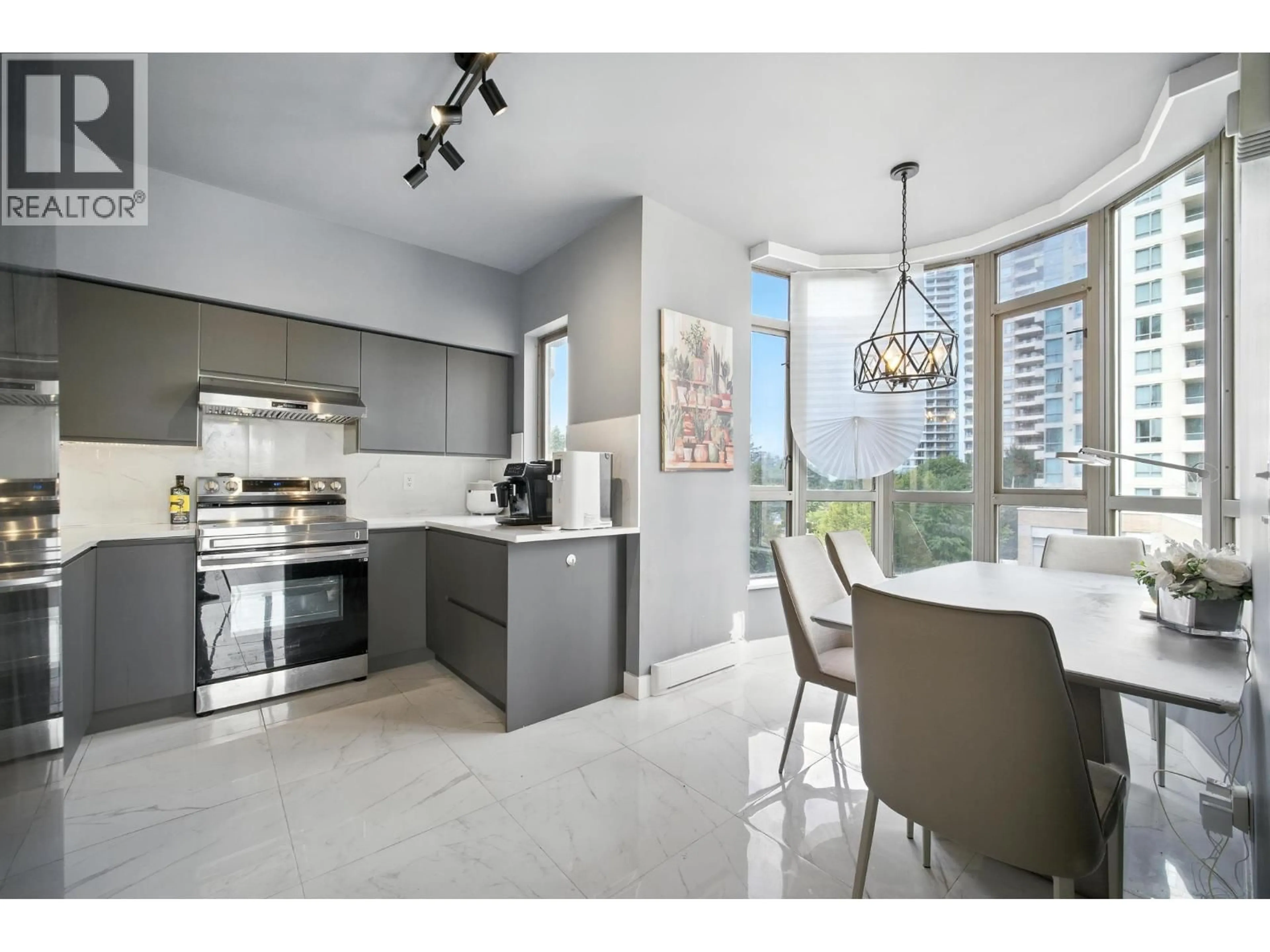 Open concept kitchen, ceramic/tile floor for 400 - 5967 WILSON AVENUE, Burnaby British Columbia V5H4N9